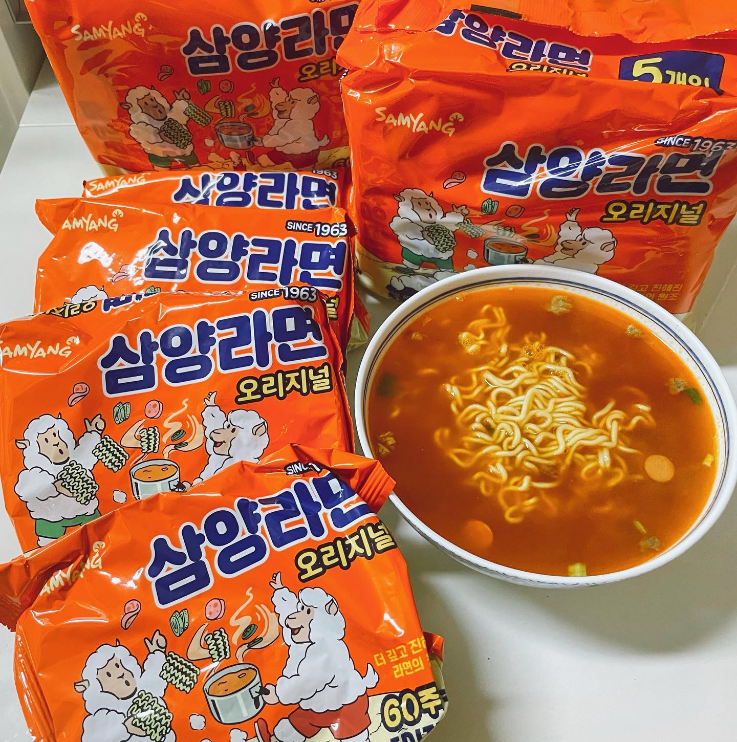 #협찬 #삼양라면 #패키지한정판

야식에는 라면! 어떤라면 좋아하시나요?

👍🏻 삼양라면이 창립 60주년을 맞이해 더욱 진하고 깊어졌어요!

👍🏻 양세마리가 그려져있는 스튜디오 킨조 협업 한정판 패키지ㅎㅎ 너무귀엽죠!! 따로 소장하고 싶을정도~

👍🏻 건더기 후레이크도 더 많아졌어요! 햄, 파, 당근, 양배추, 청경채 등이 있어서그런지 국물에서 깊은맛이나요

👍🏻 오늘밤 야식으로 라면 어떠신가요~~? 삼양라면 한정판 패키지는 삼양맛샵에서 구매가능!

samyangfoods

#라면의원조 #진한국물 #든든한한끼 #간편한끼 #국물라면 #삼양라면오리지널 #삼양라면매운맛 #삼양식품 #라면먹방 #라면레시피 #라면맛집 #라면추천 #라면볶음밥 #라면 #한끼라면 #라면스타그램 #먹스타그램 #먹스타 #맛스타그램 #Koreanfood #야식추천 #야식뭐먹지 #캠핑 #인스타푸드