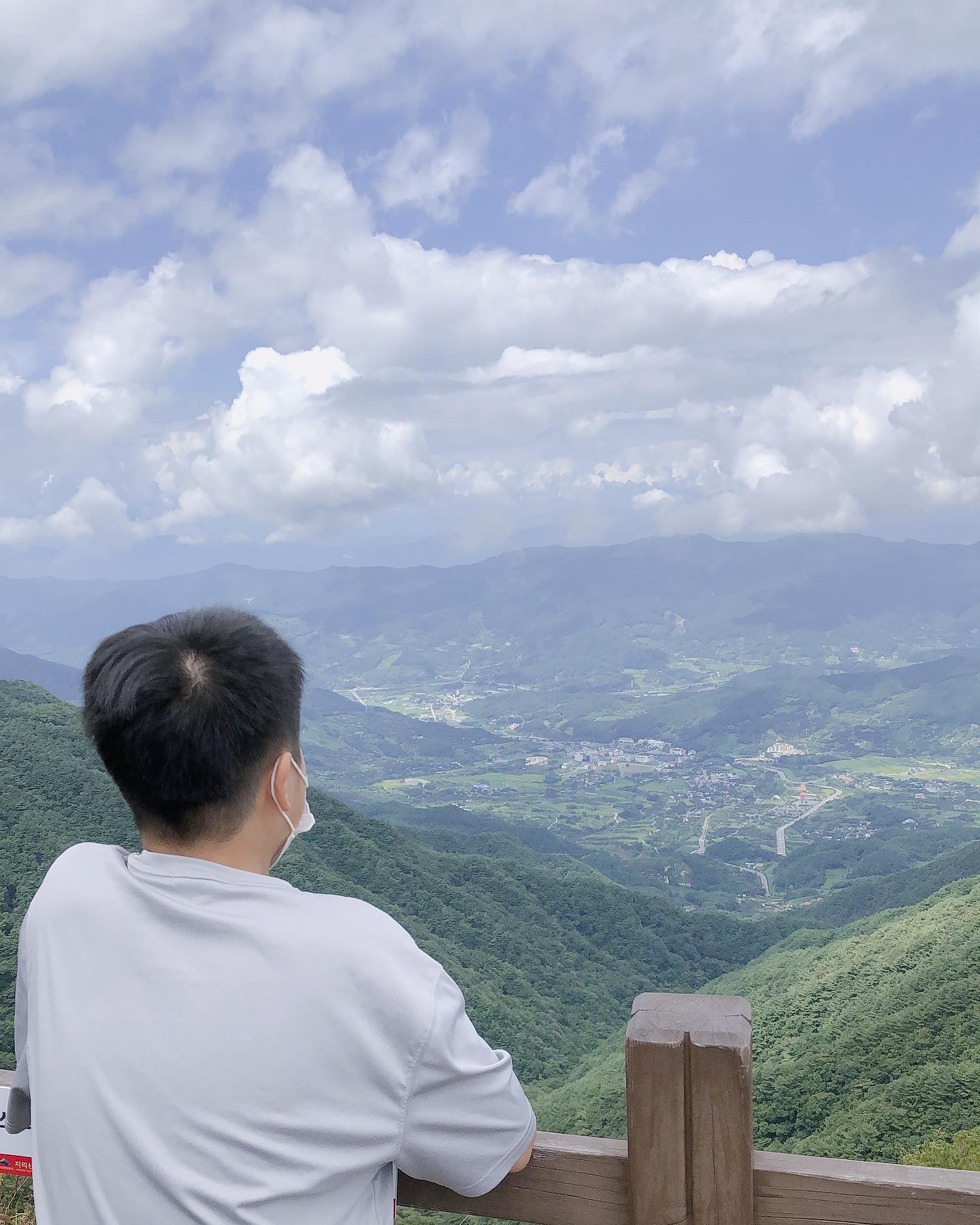 #지리산성삼재 
확트인 산아래 경치에 막혔던 숨통이 
확트이는 듯~ 
자연을 볼줄아는 건이들과 여행은 언제나 즐겁고..
좋은 곳 보여주는 신랑에게도 감사를..
건이들 조금 더 크면 지리산노고단까지 등반해보기로..
.
.
#지리산 
#여행1일차1코스 #지리산