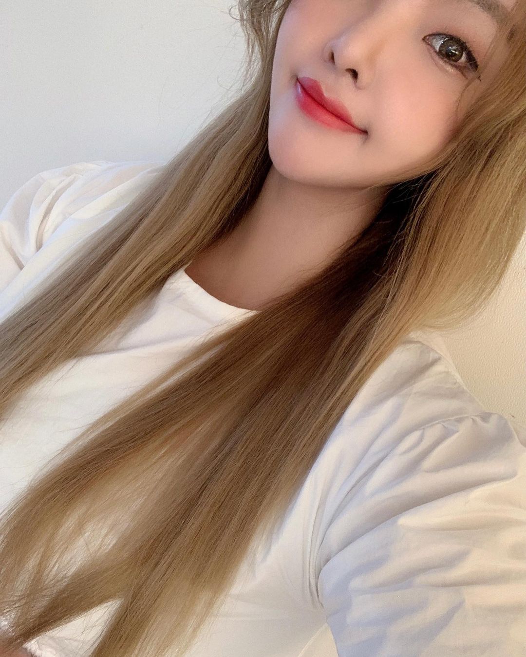 다니 Danii on Instagram: “#협찬 이지만 비포 에프터에 놀란🤭 헤어미스트 예요!! 탈색모에 머리카락이 얇아서 드라이전에 요런 헤어에센스 안발라주면 서로 엉키느라 정신없어서 꼭 발라