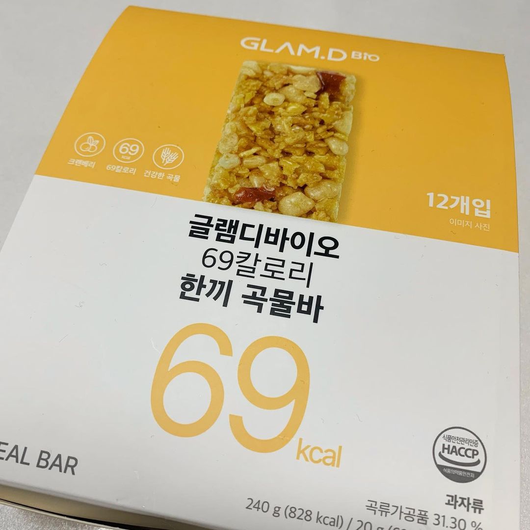 @song_hee_1216 on Instagram: “글램디바이오 곡물바 . . . 🔸아침대용으로 간단히 먹기 좋다 🔸다이어트 간식으로도 👍🏻 🔸요거트랑 같이 먹어도 👍🏻…”