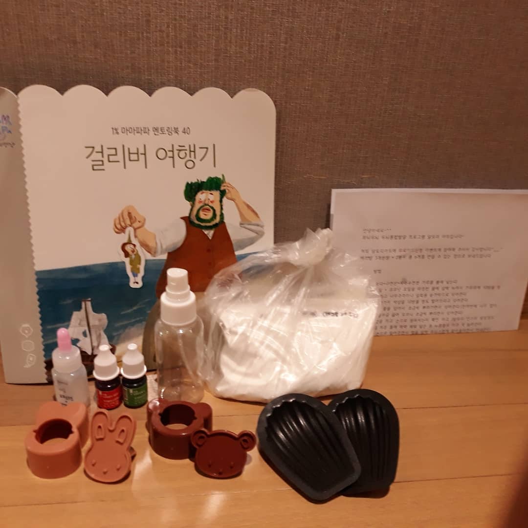 💩💩 on Instagram: “#협찬 주신 재료덕분에 아이들과 과학놀이한것같아요 가루에 물을 넣은순간 초록빛으로 변하고 거품이 보글보글 나는 모습은 다시봐도 신기해요 @daltory.art #바쓰붐만들