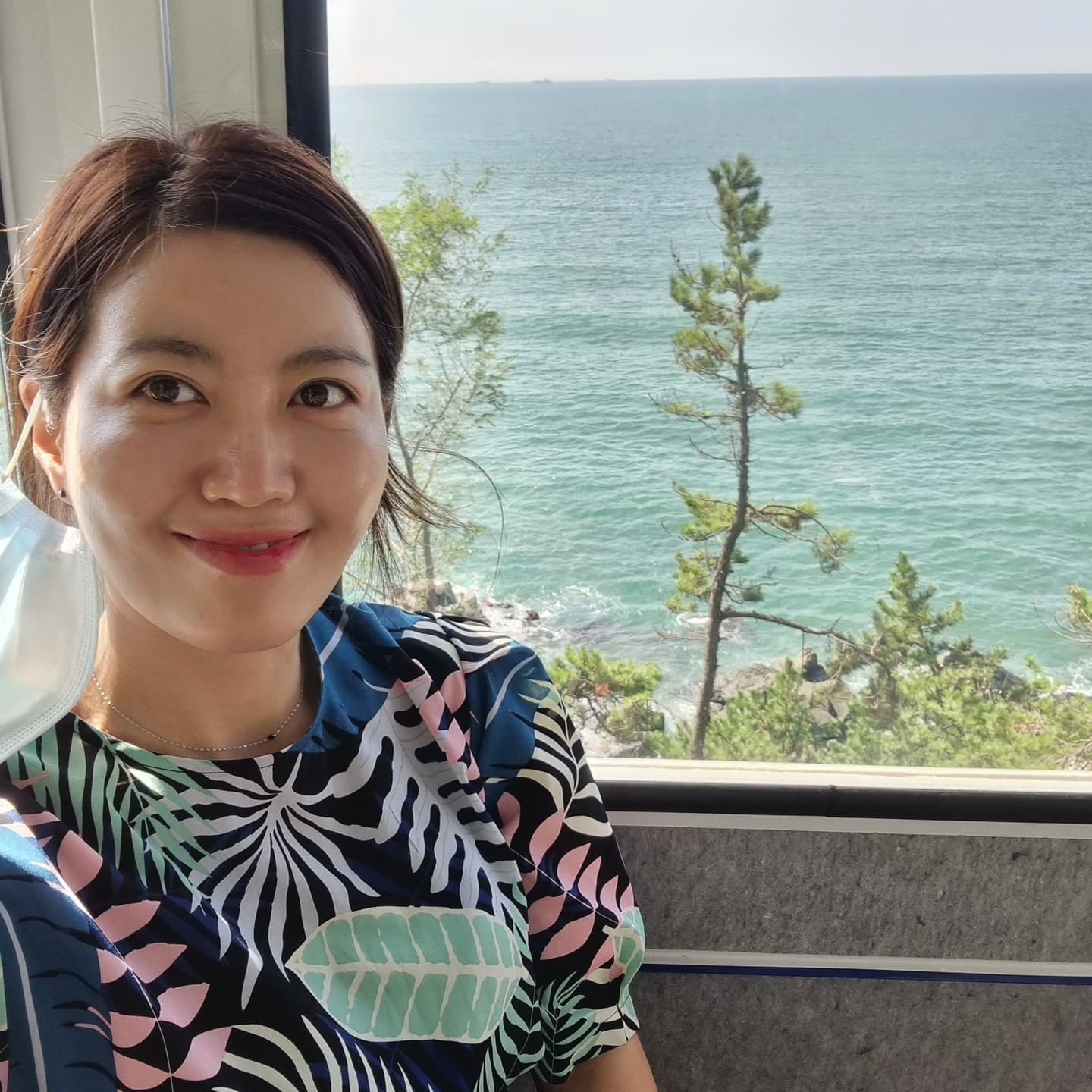 #부산여행코스추천 #관광객모드 
 부산을 여행하듯 즐겨본 적이 거의 없었는데 이번 시험 덕분에 귀한 시간을 얻었다. (홀로 내려감- 소리질러~~) 

대중교통으로 가도 되는데 극진히 픽업까지 와주고, 미리 표까지 끊어놓은 준비성에 감동- 
 해운대 #블루라인파크 #해변열차 슝! 청사포 가서 운치있는 뷰 보면서 꼬치에 낮술하고,  #캡슐열차 타고 또 해운대 돌아와서 
명물 #호랑이젤라떡 다 잡아먹고 영도로 넘어가 핫플 카페. #카페피아트

 빵줄 짱 길어. 배도 빵빵하고 해서 아이스크림 픽. 사진 찍을 새도 없이 영도 바닷바람에 얼매나 속도내며 녹는지 내 생애 이렇게 빨리 마신 아이스크림은 첨이라 잊을 수가 없네. 

운전하고 열심히 가이드해주고 잼난 추억 만들어 준 eunji7787 땡큐!! (미국에서 만나자) 
무엇보다 나 없이도 잘 있어준 사랑하는 세남자 땡큐땡큐!!(앞으로도 종종)

이런 시간들에 힘입어 더 열심히 살게 된다뿅. 
.
.
.
.

 #부산여행 #부산여행코스 #부산촌년 #부산여자 #청사포맛집 #청사포꼬치구이 #모리구이 #낮술좋아 #혼맥 #해운대블루라인파크 #블루레일 #미포 #청사포캡슐열차 #여행스타그램 #힐링여행