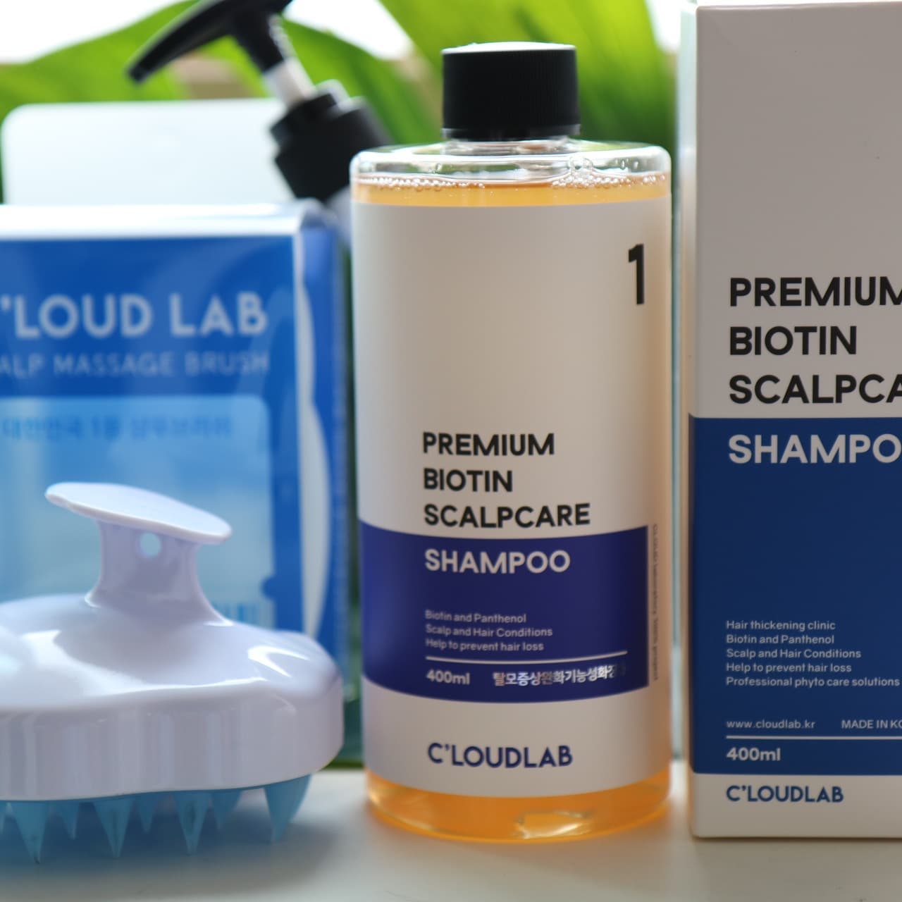 #협찬 cloudlab_official #클라우드랩 #탈모샴푸
나 한 가지 비밀이 있는데 이제 공개하니깐 더이상 비밀이 아닌걸로. 진짜진짜 머리가 많이 빠지고, 흰머리도 많다. 
사실 30대 초반부터 새치 염색을 했고, 지금도 2-3주에 한번씩 염색을 하지 않으면 파뿌리가 따로 없네. 

잦은 염색을 하다 보니 아무래도 손상이 많고, 뿌리를 잡아주는 힘도 약해서 머리카락이 많이 빠져서 샴푸를 신경쓰고 있다. 

탈모에 좋다는 샴푸 이것저것 많이 써봤는데  잘 못 쓰면 엄청 기름지더라. 근데 클라우드랩에서 나온  비오틴 스칼프 케어 삼푸는 탈모 전문 삼푸인데도 아주 세정력이 우수하다. 소량 써도 어찌나 미세하고도 풍성한 거품이 나는지 만족 만족 대만족. 게다가 함께 온 브러쉬가 진짜 물건이다.  손톱으로 박박 긁으면 두피에 상처가 생길 수도 있는데, 이 브러쉬는 위생적이면서 가려운 곳을 박박 긁어도 두피에 큰 자극이 안 생겨서 완죤  효자템이네. ^^ 꾸준히 써봐야겠다. 
(샤워하면서 영상찍는 투혼) 
.
.
.
.

#남성탈모샴푸 #남자탈모샴푸 #여자탈모샴푸 #탈모완화샴푸 #비듬두피샴푸 #신상품나왔을땐 #08L #헤어삼푸 #샴푸스타그램 #탈모방지삼푸 #탈모고민 #탈모완화