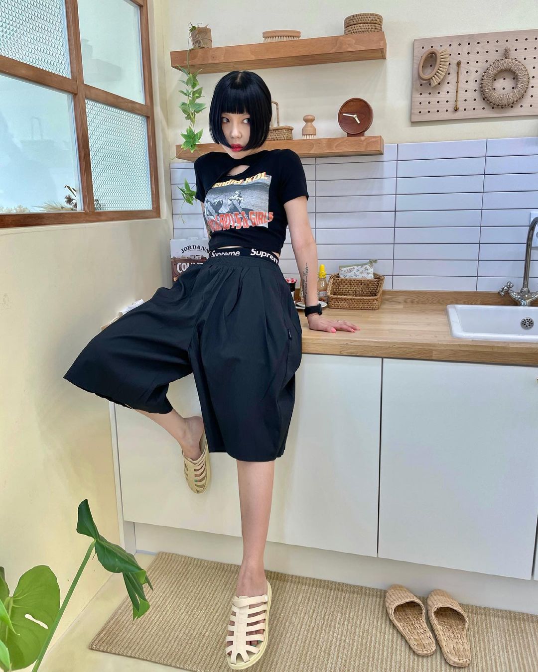 @lolololololol_lolololololol shared a photo on Instagram: “돌고 돌아 다시 하프팬츠와 젤리슈즈😎 @chamasportslab @chamasportslab_crew” • Jun 25, 2021 at 1:01pm UTC