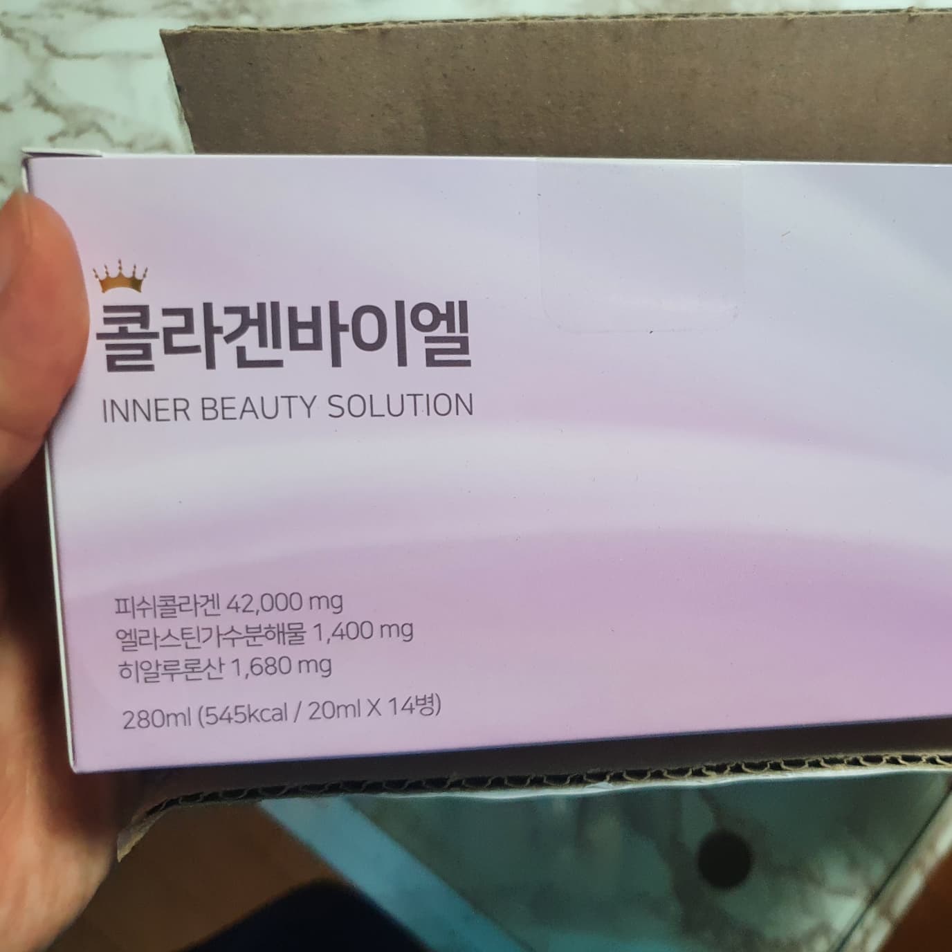 #광고#저분자피쉬콜라겐#마시는콜라겐#콜라겐바이엘

원재료를 믿을 수 있어 안심하고 먹을 수 있는 콜라겐!
제가 콜라겐을 엄청 알아봤었는데 대부분 콜라겐원료를 중국산이나 베트남산을 사용하는데 "콜라겐바이엘"은 아이슬란드 대구을 사용하여 콜라겐을 추출했다고 해요!
대부분 어종도 공개를 안해주는데 방사능 우려가 있는 명태도 아닌 대구을 사용한다고 해서 너무너무 안심돼요! 
제가 이런 제품을 얼마나 찾아다녔던지ㅠㅠ

게다가 콜라겐 크기도 500달톤이라서 흡수도 잘 된다고 해요! 
콜라겐은 피쉬콜라겐이고 입자 크기가 작을수록 흡수력이 좋다는데 모든걸 만족하는 제품이에요!

맛도 음 무슨 맛인지 딱 특정하기는 어려운데 우선 엄청 맛있긴해요!
저희 엄마가 또 드시고 싶다고하셔서 하루 한병만 마시기로 약속했다는...
사과농축액이랑 레몬즙이랑 이런게 들어가서 맛있나봐요!

원산지, 콜라겐 흡수율, 맛 모두 만족하는 마시는 콜라겐 제품 "콜라겐바이엘" 추천합니다~~

#콜라겐 #콜라겐추천 #콜라겐음료