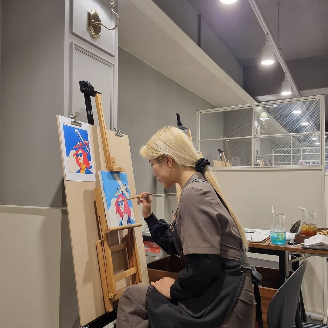 유청 on Instagram: “#협찬 #건대드로잉카페 물감 등 여러 재료들도 준비되어있었고 도안도 엄청 다양❣ - 오픈한지 얼마 안되서 시설도 엄청 깔끔하고 친구랑 완전 재밌는 시간 보내고 왔넹