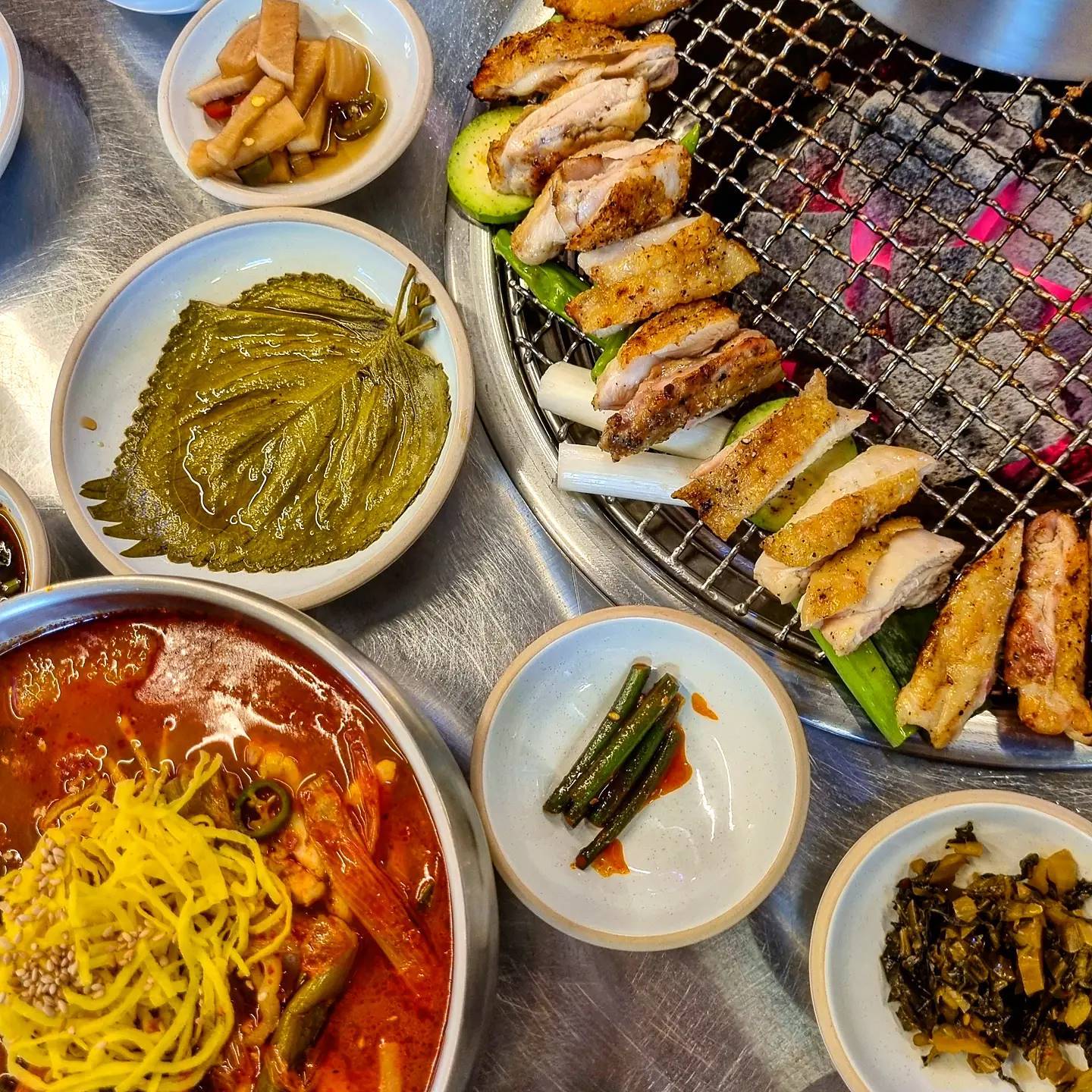 💫 #성신여대맛집 / #계모임 💫

🍗 소금구이 다리살 (1인분 12000)
🍗 닭칼국수 (8000)

너무너무너무너무 맛있어ㅠ
이런곳이 학교에 생겨서 너무좋음
인스타핫플이긴한데 ㄹㅇ맛도리다,ㅠ
양념다리살도 먹어봤는데 그것도 ㄱㅊ지만
소금다리살이 레알 찐 맛도리라고 결정함....
닭칼국수도 사이드지만 메인급 맛임:)
전에 치즈철판볶음밥도 먹었었는데 여긴 정말 사이드 맛집인듯,,,,,,
또 간다 조만간 ㅎ

#냠냠린_성신여대
