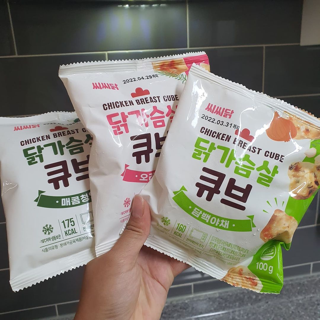 🇭 🇦 🇷 🇮 🇲 on Instagram: “#첫줄 #씨씨닭 #씨씨닭닭가슴살큐브 무려 3종세트 🥰 어제받아서 아직 두가지맛밖에 못먹어봤는데 매콤청양.오리지널 진짜 존맛👍❤💚💙 고기먹고