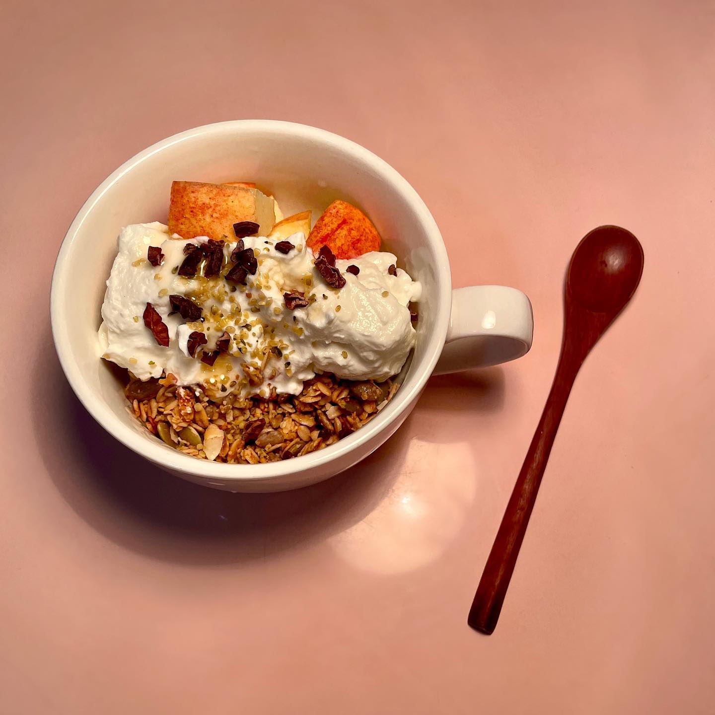 21.09.02#아침식단
.
🥣요거트볼
(사과반개, 그래놀라, 그릭요거트, 카카오닙스, 아가베시럽)
.
.
쉬고있다보니 완전 낮밤이 뒤바껴서 다시 원상복귀 시켜볼려고 아침 후딱먹고 운동하러 왔어요! 
이번주는 평일 풀로 운동가기 도전!🏃🏻‍♀️🏃🏻‍♀️
빨간 사과들이 슬슬 맛있게 나와서 요거트볼 넘 좋다리❤