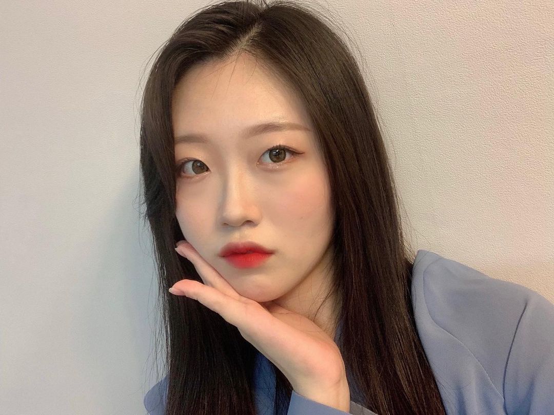 윤주🐰 on Instagram: “#협찬 “에이프릴스킨 헤어 볼륨 픽서” 앞머리가 잘 처지는 타입이라 장시간 외출할 때 꼭 픽서로 고정해 주는데 요즘 잘 사용하고 있는 픽서입니닷! 한 번 뿌
