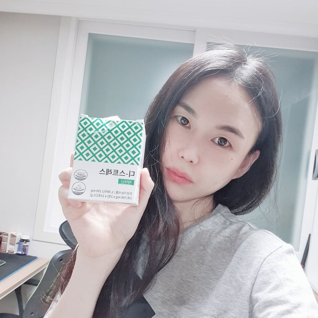모델 럽썬❤ on Instagram: “#협찬광고 스트레스로 인한 긴장완화에 도움을줄수있는 테아닌이 일일권장량250mg 함유되어있고 한포씩 개별포장되어 휴대하기편리해요 하루1포(2정)물과함께 섭