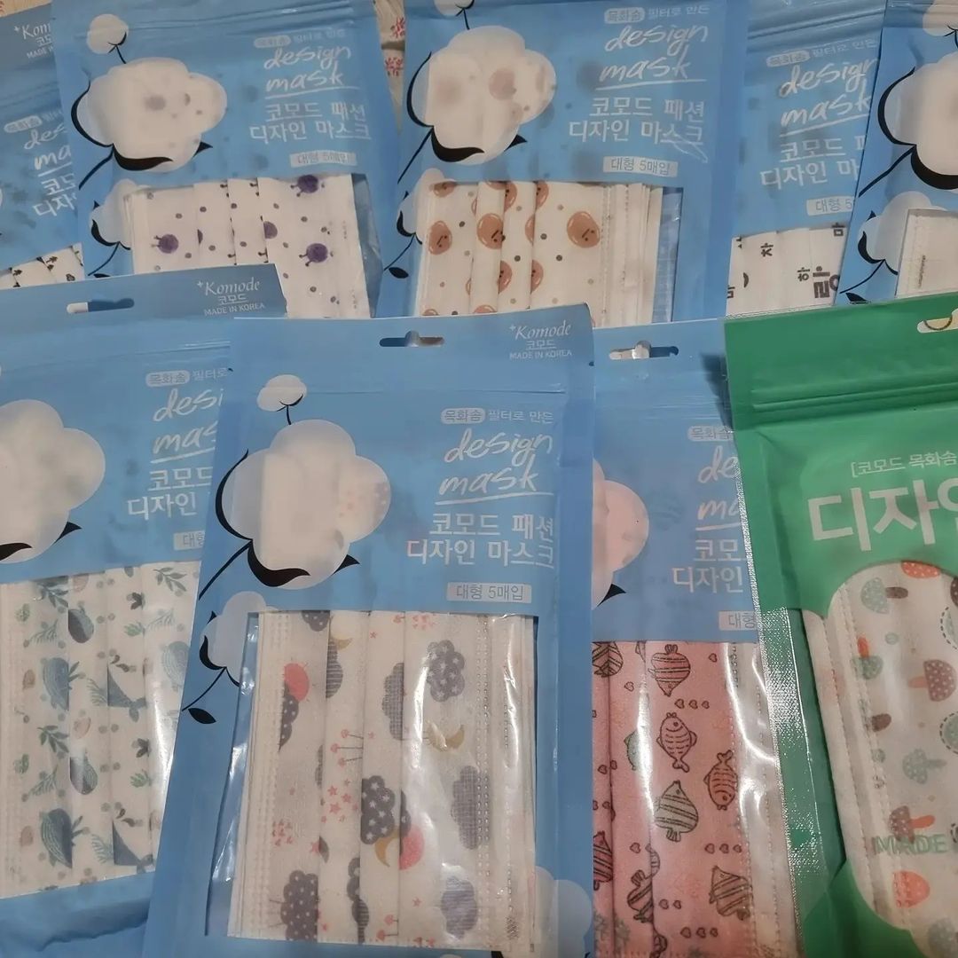 배소정 on Instagram: “#협찬 #광고 올스티커의 디자인 마스크는 모든 원자재를 국산으로 만든 프리미엄 마스크에요! 목화솜 필터를 사용하여 숨쉬기가 상당히 편합니다. 다른 마스크와 달리