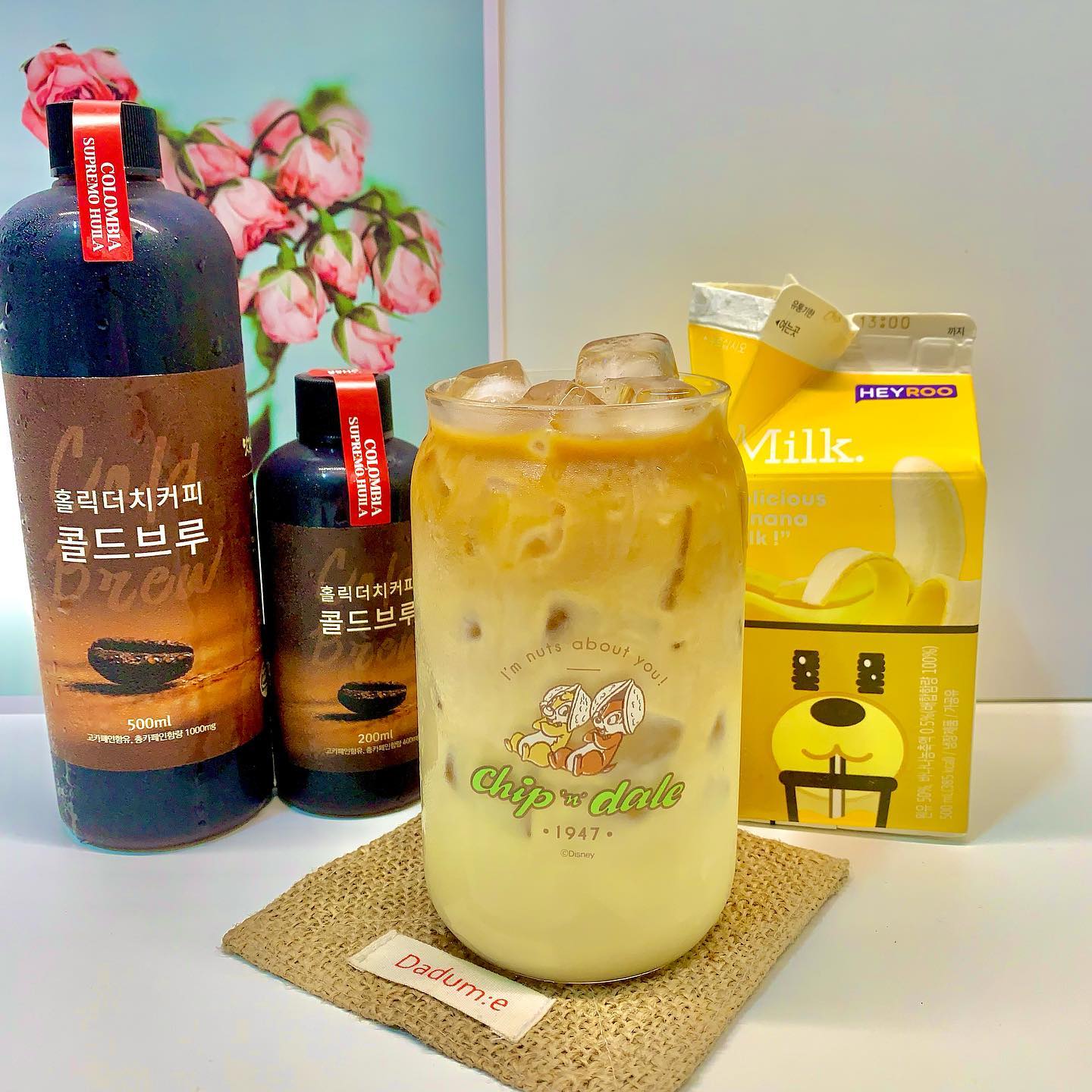#협찬 커피는 마시고 싶지만 달달함이 땡길때 쉽게 집에서 해먹을 수 있는 바나나라떼 🍌☕️ 

콩볶는 사람들에서 받은 콜드브루 커피에 cu편의점에서 사온 바나나우유가 집에 있길래 부어서 바로 마셨어요✨

Cu바나나우유는 처음인데 색이 생각보다 연한데도 향과 맛이 일품👍🏻 콜드브루커피도 아메리카도로 마실때도 좋았지만 바나나 우유랑 같이 라떼로 마시니까 한 잔 뚝딱! 

내려마시는 커피도 좋지만 간편하게 콜드브루로 집에서 간편하게 즐기니까 마시고 싶을 때 바로 마셔서 좋은 것 같아요✨

#콩볶는사람들 #바나나우유 #콜드브루 #홀릭더치커피 #cu #딜리셔스바나나우유 #cu덕후
