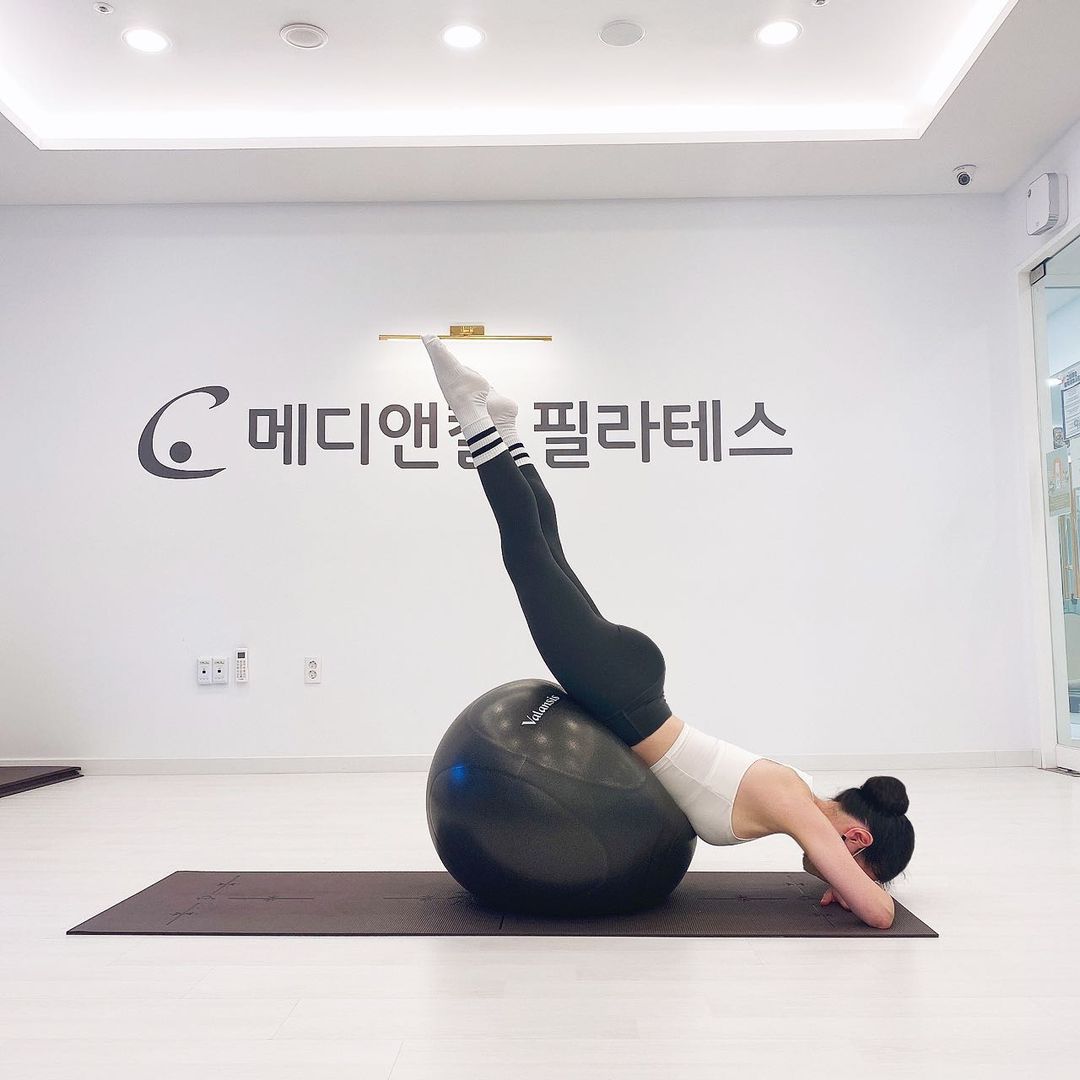 빛현 (@2hyeone) posted on Instagram: “#협찬 #타잇피트 미국표 급찐살을 빼기 위해 한국 오자마자 플라잉점프, 필라테스 매일같이 열심히 하는 중.. 예전에 샀던 레깅스들은 Y존 부각이 신경 쓰여