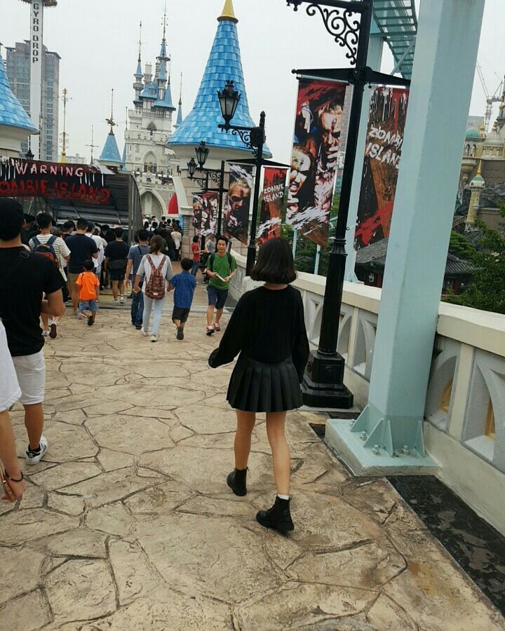 시니 on Instagram: “#롯데월드 #롯데월드호러할로윈 #부산행 #롯데월드어드벤처 #아따메 #가죽테니스스커트 😘 http://www.attame.co.kr/ 😘”