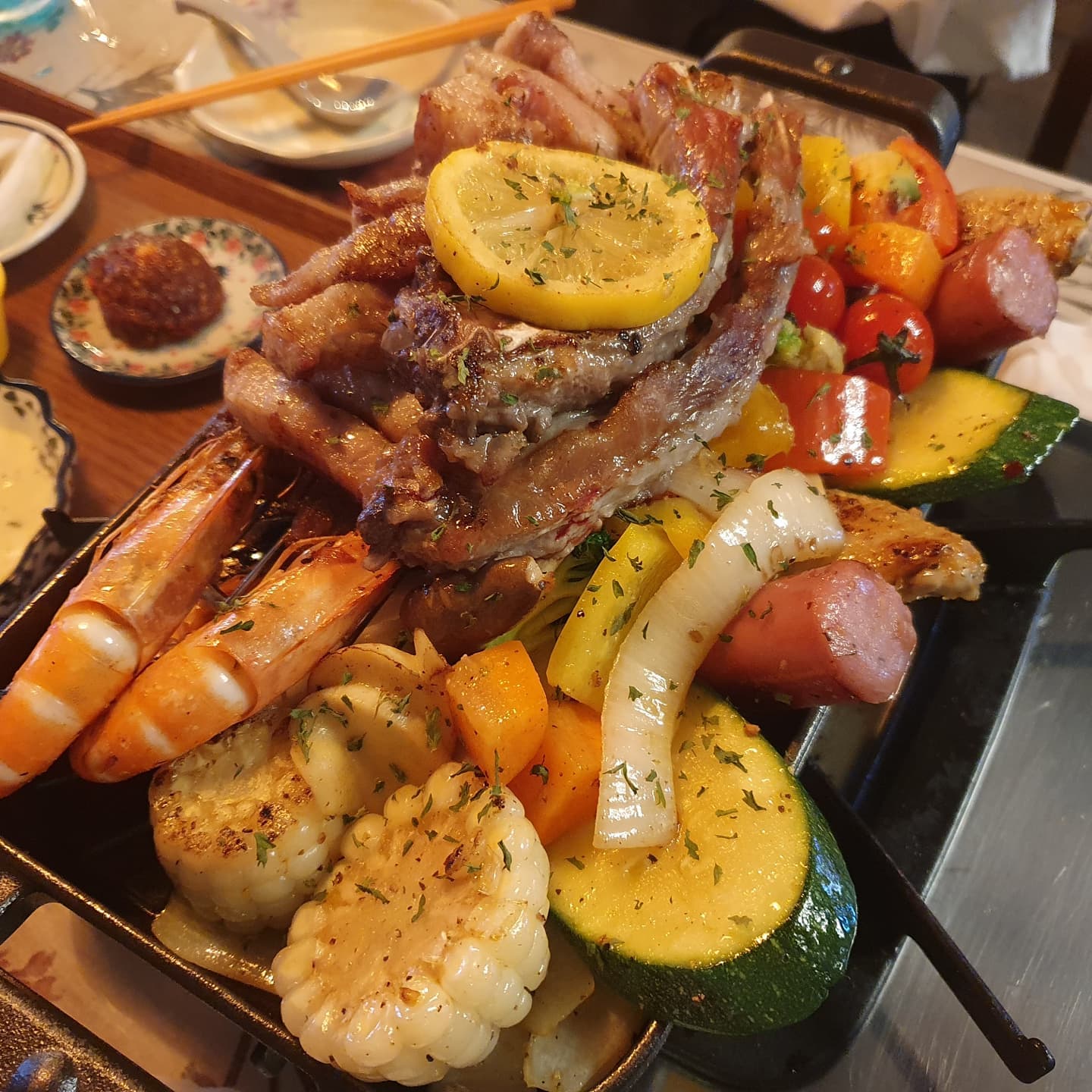 리뷰 진짜 오랜만😄
근데 너무 별로인 식당에서 비싼밥 먹어서 아쉽...
들어갔는데 주문받는/안내해주는 직원도 없고, 아무데나 앉았는데 메뉴판도 내가 직접 가져오고 ㅎㅎㅎ
테이블위에는 고추 먹다남은 거랑 음식물 자국이랑 덕지덕지 있어서 비위상해서 먹기 힘들었어요 ㅠㅠ
된장국은 고기 다 먹은 후에나 나오고ㅠㅠ
맨 처음에 계속 기다리다가 아무도 안오시길래 음식 주문하려고 주방가서 직원분 불렀는데 음식 요리가 먼저니까 좀 더 기다리라고 해서 10분인가 멀뚱멀뚱 더 기다리고 ㅋㅋㅋㅋ( 그동안 테이블위 고추먹다남은 음쓰 보고 있었음 ㅎㅎ)
와 너무 불친절하고 비위상해서 다신 못가겠더라구요
후.....
.
#수유미녀가든 #미녀가든 #수유역맛집