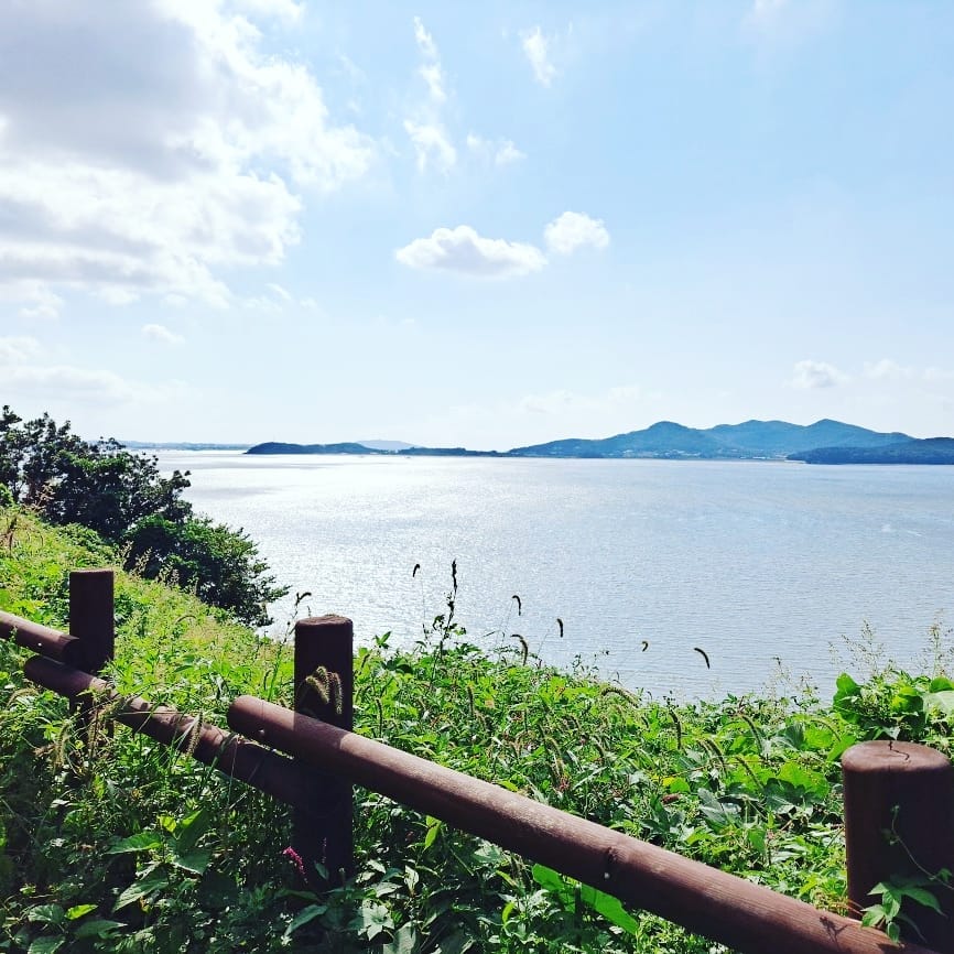 모두 행복한 추석당일을 보내고 계시나요😊?

저희 부부는 모처럼 추석당일 가족과 오전에 전도 만들어 먹고, 친정어무니를 모시고 예단포 둘레길을 다녀왔었요!

사실 원래는 정서진을 가려다가 길치인 남편이 영종도로 잘못 길을 드는 바람에 급 가게된 곳인데요

인천 속 제주라는 명칭이 정말 아깝지 않게 시원한 바다와 초로록한 산책로가 너무 힐링되는 명소였습니다!

서울근교나 인천드라이브코스를 찾으시는 분들에게 적극 추천드려요!

#여행스타그램 #여행 #예단포 #예단포둘레길 #예단포항 #힐링 #서울근교드라이브 #인천드라이브 #드라이브코스 #드라이브데이트 #바다드라이브 #부천근교드라이브