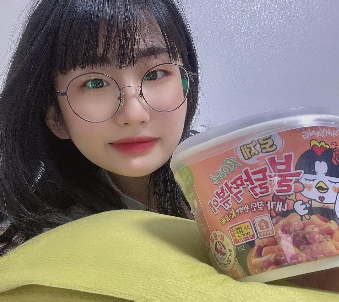 @cherish_.03 on Instagram: “#협찬 로제불닭납작당면,떡볶이 어떻게 한국인이 좋아하는 걸 다 갖춰넣은거야💕 원래도 맛있는것들을 더 맛있게 즐기는 방법은 용기에 떡,납작당면을 평평하게 깔
