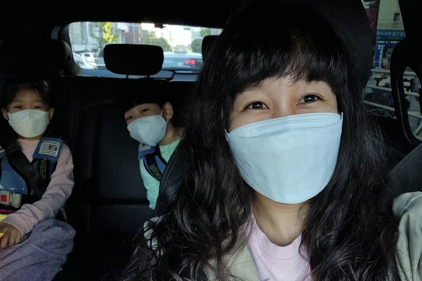 목요일 찬바람에 감기걸린 둘째 ㅜㅜ
오랜만에 감기 걸렸구먼...
근디 급 갑자기 심해지길래 차타고 병원행...
와...근데 병원에 사람 진짜 많네ㅜㅜ

새마스크 작용으로 안전하게 다녀왔지욤ㅋㅋ
빅사이즈로 남저에게도 넉넉한 마스크라 그런가..
공간이 좀 넉넉하더라구요
특히 귀끈이 도톰해서 귀아픈이 덜해요ㅠㅠ
현광물지질 안나온 믿고 쓸만한 마스크!!

이제 그만쓰고싶지만...
또 학교에서 코로나확진자가 나왔다네요ㅠㅠ
흐미 지겨운거ㅠㅠ 올가드 마스크 잘 착용하고 다녀야할듯!!

#업체로부커제공받은제품입니다 #KF94황사마스크 #KF94마스크추천 #KF94마스크50매 #귀안아픈마스크 #올가드마스크 #KF94특대형 #마스크대형 #식약처인증마스크 #특대형마스크 #남자마스크 #귀편한마스크 #올가드마스크 #업체인스타그램계정없음