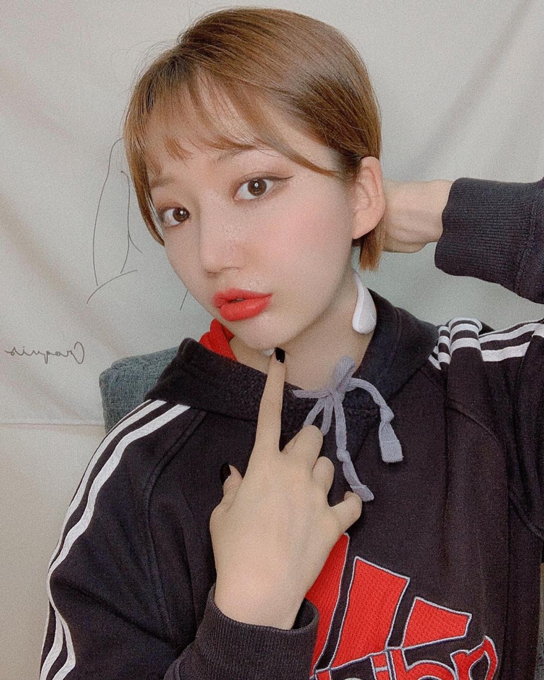 ᴍᴀᴋᴇ-ᴜᴘ ᴀʀᴛɪsᴛ sᴏ ʏᴏᴜɴɢ 🇰🇷 on Instagram: “#협찬 투박하고 못생긴 목 마사지기는 이제 그만! 루루아 ) 넥쎄 저주파 목 마사지기〰️ ❤️‍🔥 사용후기 ❤️‍🔥 평소 나