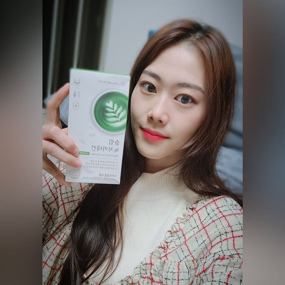 yuraree ☘유라리 on Instagram: “#협찬 🌱체지방관리 동생 생일 케이크가 눈앞에 🎂 🎂 무조건 #치팅데이 해야죠😭😭 케이크는 양심상 한입 두입만 먹고! #체지방컷팅제 슬림녹차카테킨을