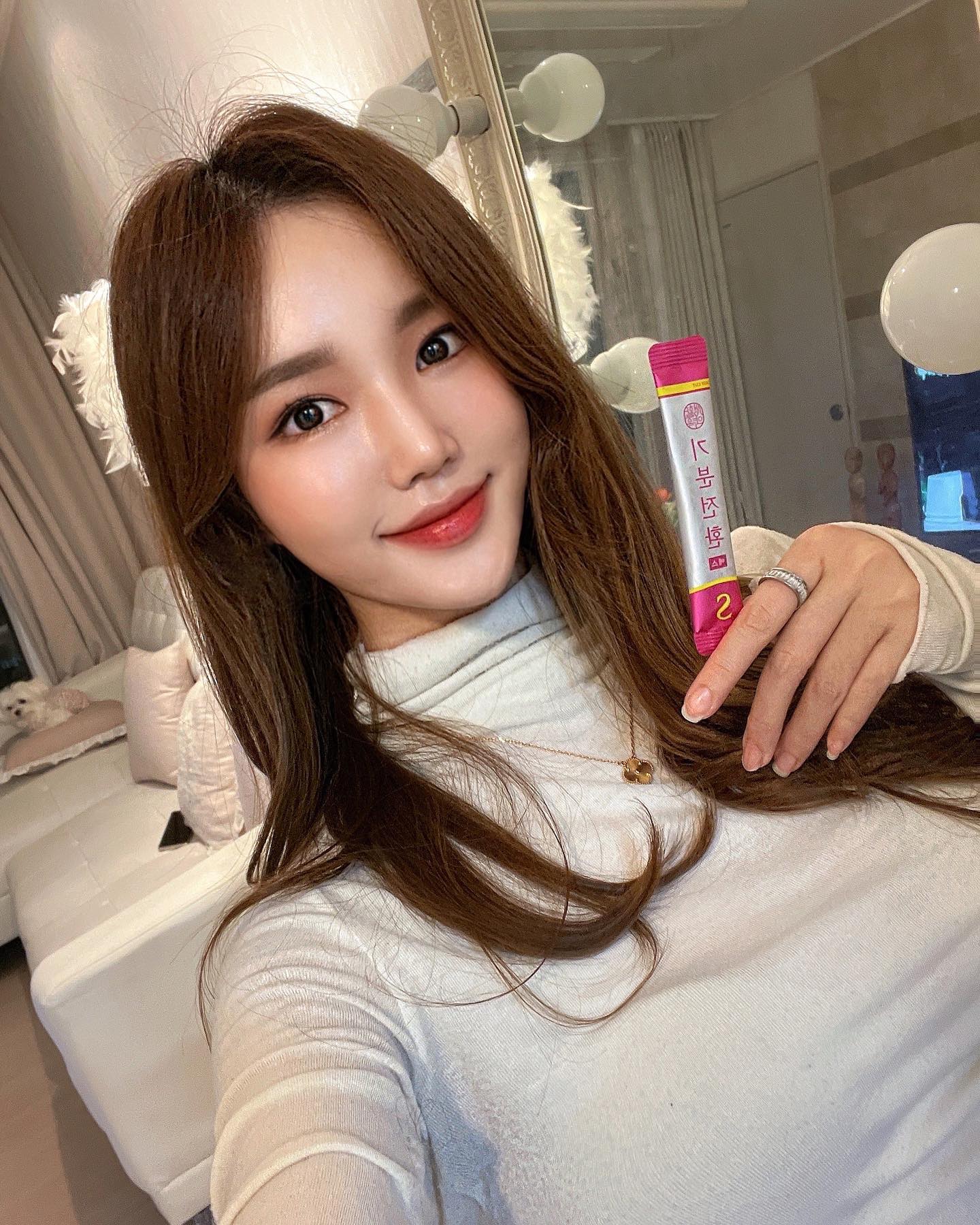 매일 아침 일어나면 항상 말도 안되게 퉁퉁 부어있는 나한텐 너무너무 최고인 #생활약속 #기분전환s 부엇다 싶을때 아무데나 먹어도 좋구 자기전에 한포 먹고 자면 다음날 확실히 덜부어있어 중요한 날 전날 자기전에 먹고자면 걱정없지요 진짜 최고야 내 필수템❤️