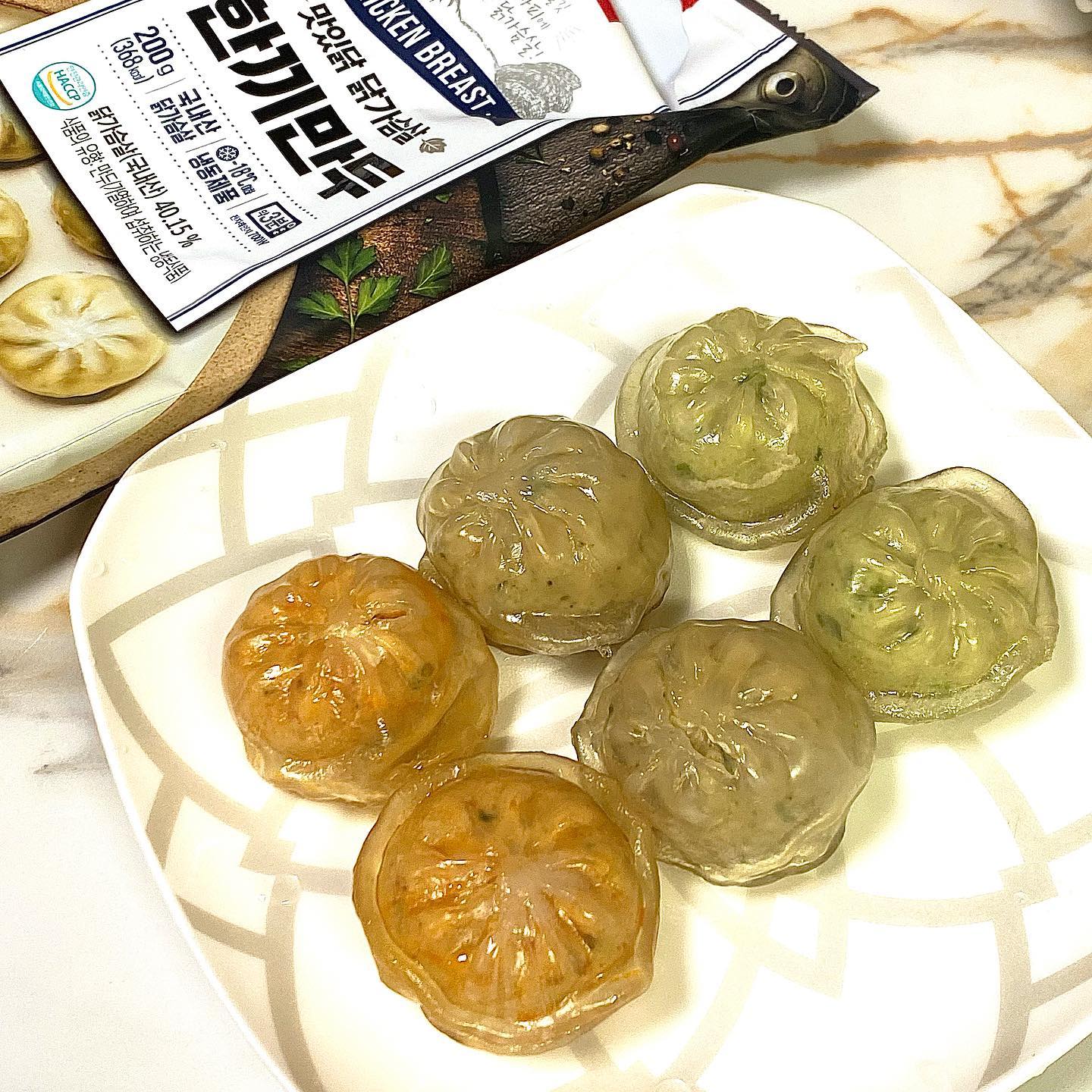 #광고 #다쿡 
 다이어트앤 쿡에서 판매하는
맛있닭 닭가슴살 한끼만두를 먹어봤어요! 🥟

오리지널, 갈비, 김치, 짬뽕 맛으로 다양한 맛!
단백질 26g 섭취 가능한 만두!
간편히 단백질 먹고싶을 때, 식사용으로
좋을 것 같다!

감자피라 쫄깃하고 안에는 닭가슴살이 
들어있어서 든든하다😋
다양한 맛이 있어서 골라먹기도 좋다
다 맛있지만 최애는 김치맛😝

#다이어트앤쿡 #다쿡체험단 #다쿡닭가슴살만두 #다쿡만두 #먹스타그램 #다이어트식단