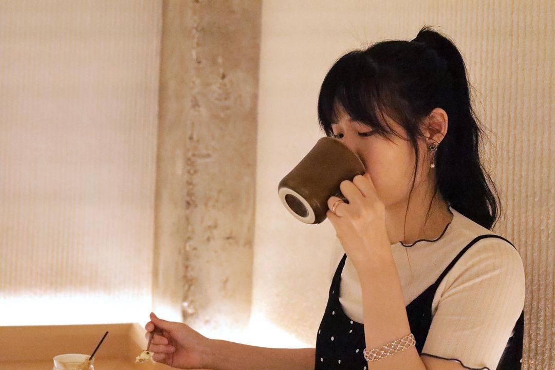 바브리 on Instagram: “#협찬 @creamchic_official #cafe 쉬는날 아인슈페너와 디저트가 맛있는 #크림시크 [CREAM CHIC] 에 다녀왔습니다! #힙지로 에 자리한 만큼 우드톤과 화분의 조화가 이름처럼 시크
