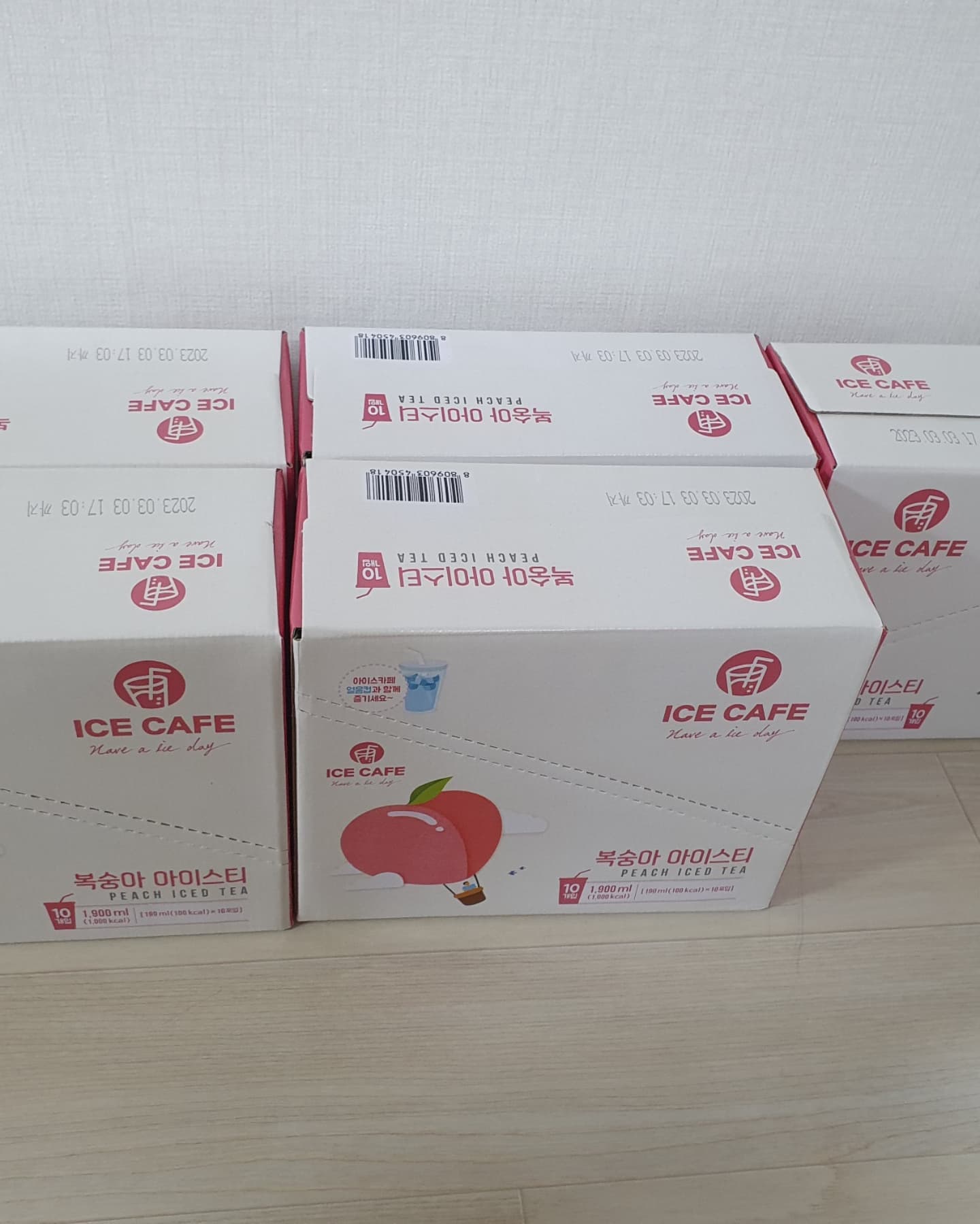 #아이스티 #복숭아 #아이스카페 #만족 #또만족 #2번째구매 #맛있어요 #최고 #협찬

- 최고의 복숭아 아이스티 -

더 진해서, 더 시원하고, 더 맛있다!
17,500원에 올 겨울도 끝난드아!!!

안녕하세요 :) 여름에 마셨던 아이스티를 다시 이렇게 이용하게 되어후기를 남기게 되었습니다~~!! 

더운 여름에 이 친구 덕분에 집에서 너무 시원하게 지냈던 것을 생각해보면 아직도 든든한 느낌이 있습니다! 

요즘은 날씨가 추워지고 있지만, 난방시설로 인해 건조해진 목을 축이는데 최고인 것 같아요!

맛있고 진합니다!! 얼음 이빠이 넣고 마셔야 일반 아이스티와 비슷합니다~~!!

한 10개 얼려놓고 산책나갈 때 또는 등산갈 때 들고가면 최고!!

아이스카페 제품은 GS, CU, 케이블 쇼핑 등 유통 대기업에 직접 공급하는 제조회사에서 생산하는 독점제품으로 품질은 높이고 가격은 낮춰서 공급하고 있습니다 :) 최고죠?

품질심사도 A등급!!
에이드 시장의 부동의 베스트 셀러!

참고로 이렇게 드시면 매우 좋습니다

- 얼음과 함께!
- 탄산수와 함께!
- 아이스크림 또는 슬러시처럼!

우리집 냉장고를 채울 내 방의 24시간 카페!
아이스 카페와 함께 하시면 4계절을
더 최고로 지낼 수 있습니다 :)

착한 가격에 놀라지마세요!

구매좌표 -> https://tuney.kr/icecafe

#편의점 #자주구매 #인터넷으로저렴 #하루3봉 #인기짱 #아이스티추천 #맛있는음료 #빠른배송
