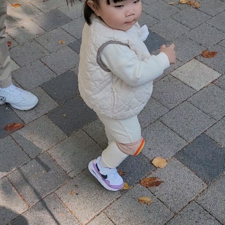 와다다다!!!!

제발 뛰지마.... 넘어진다구..
제발 그냥가 세상 낙엽 다 주어갈 기세네...

채니 잡으러 종일 뛰어다닌 오빠..
1키로는 감량했겠네....

#걷지않는아이 
#날좋을때
#많이걷자
#사랑한다우리딸❤️
