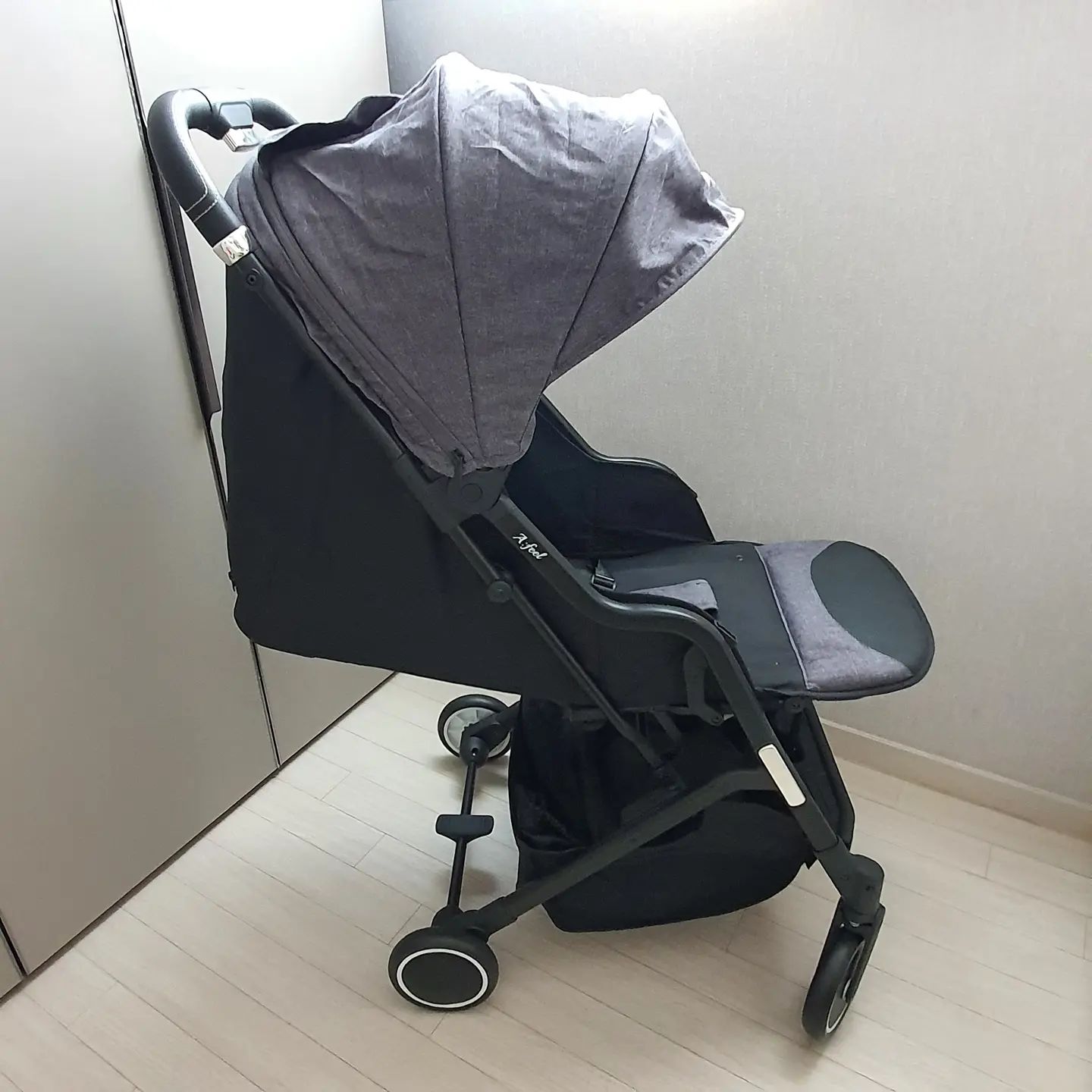 집에들인 육아템중 거의 최애인 유모차.
바구니카시트 결합해서 앉혀놓으면 울다가도 뚝그치는 울아가👶
아마 이거 없었음 엄마손목은 부러졌을거야아-

버튼하나만 누르면 접을수있는 초간편 휴대용 유모차라서 샀는데
아직 여행가기에 울아가는 너무 어리네ㅜㅜ
얼른커서 엄마랑 윰차타고 제주도가장❤ 

#내돈내산 #휴대용유모차 #기내반입유모차 #여행용유모차 #휴대용유모차추천 #어필유모차 #콩고드코리아 #루미어필유모차