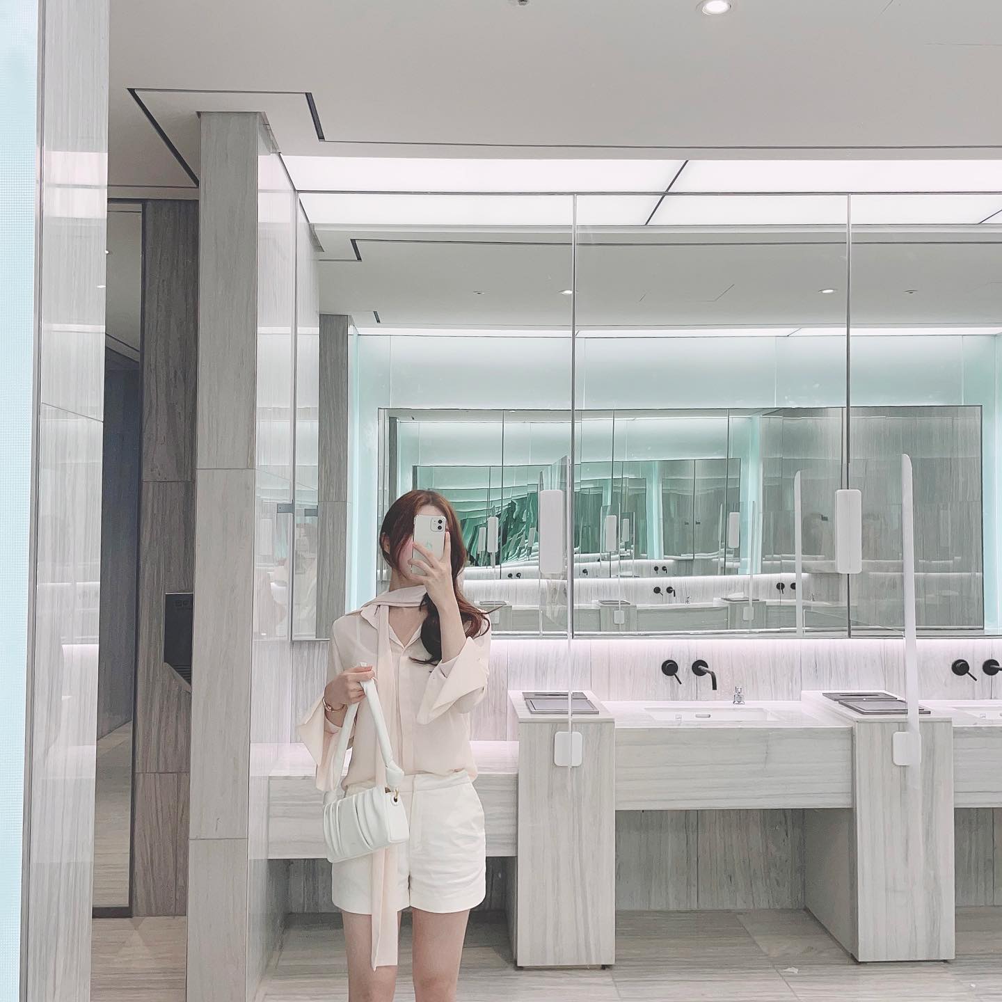 아아, 이제 말하면 되나요?

왜 셋 뿐이냐구요? 
아 그 친구는 잠깐 얼굴만 비추고 갔어요.

글쎄요, 저희야 모르죠.

에이, 걔가 책읽는거 좋아하고 좀 궁상맞긴 해도 나쁜애는 아니예요.

맞아요 하늘 보세요. 파랗잖아요. 걔만 왔다가면 하늘이 파래요.

음..
특별히 싸운 적은 없는데 저는 좀 불같고 옆에 이 친구는 좀 차가운 성격이라 걔가 우리 둘 사이에 껴서 좀 힘들어 하긴했어요.

개성이 없다뇨! 걔 그 얘기 들으면 얼굴 울그락불그락해져서는 엄청 화낼걸요?
걔가 항상 입는 노란색 옷이 있는데 그 옷 냄새가 되게 구리거든요. 

근데도 걘 맨날 그것만 입더라. 그게 개성이지 뭐

내년엔 그 애도 좀 더 오래 머물다 가겠죠.

그 때 직접 물어보면 어때요?

-봄 여름 겨울 인터뷰 중