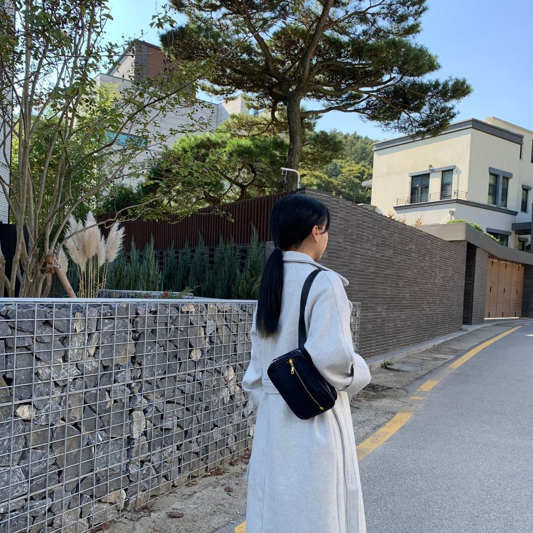 sentido on Instagram: “#협찬 롤리트롤리 벨트백👜 🍂클러치백, 숄더백, 벨트백 다양한 스타일로 연출이 가능한 가방이에요. 🍂스트랩 길이가 1180mm, 홀 갯수는 9개라서 길이 조절에 용이합니