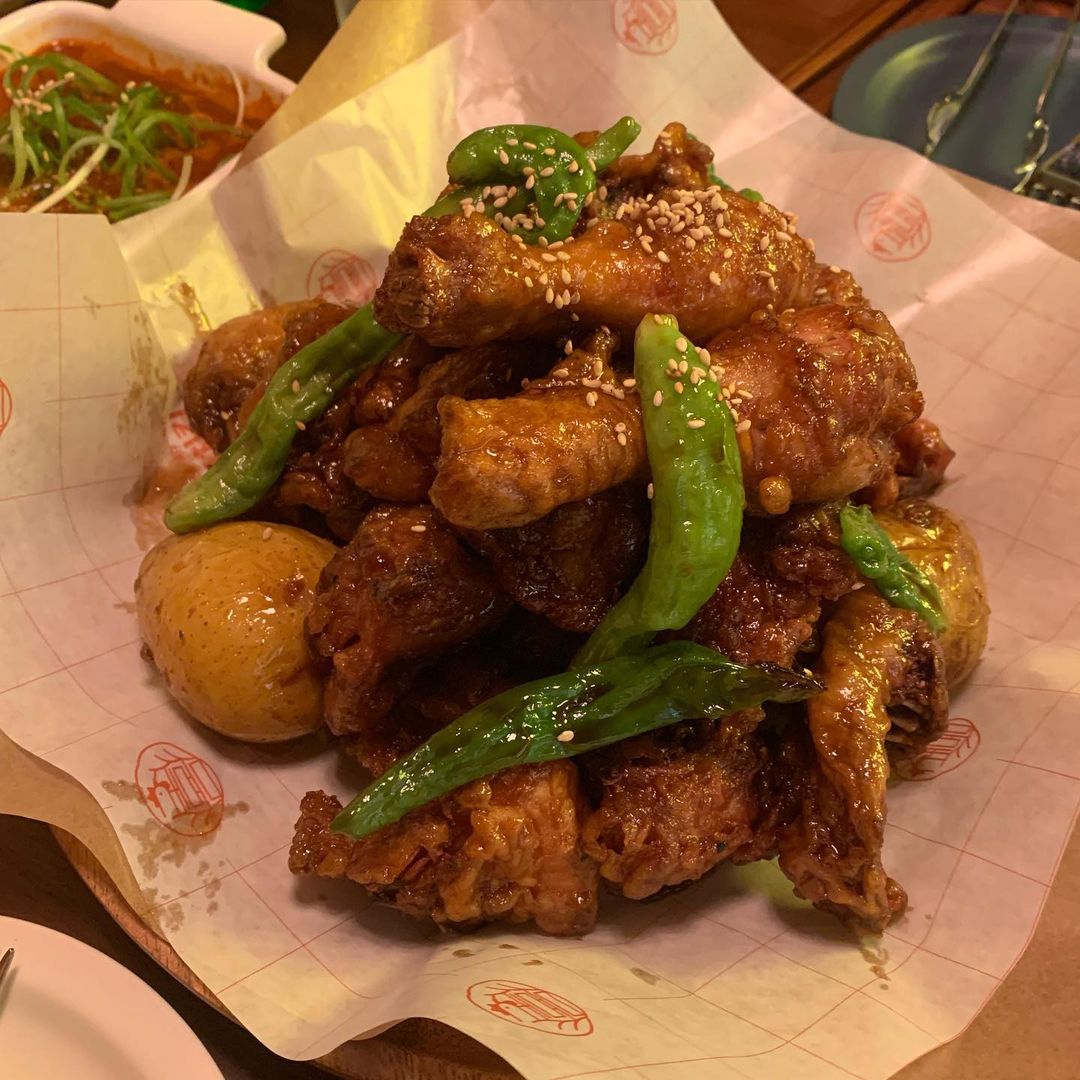 이하나 on Instagram: “#희치킨 #통통감자간장치킨 치킨 좋아하는 사람이라면 누구나 좋아할것같은 신상 치킨맛집🍗 원래 퍽퍽살은 전혀 못 먹는데 살이 진짜 부드러워서 치킨 한 마리