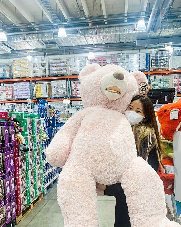 채연 on Instagram: “🐻곰돌님 길가에서 주무시고 계셔서 힘이 남아도는 제가 좀 안아드리고 왔쪄염ㅋㅋㅋㅋㅋㅋ💪🏻 아니 코스트코 인형 클라스가 다르던데여...? 대박🤯 그리고 가격도
