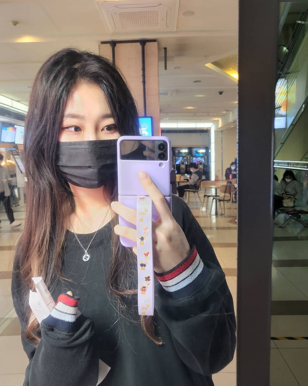 🧑‍🦳기적의 커플👩‍🦳 on Instagram: “Z플립3는 역시 꾸미는 재미,,❤ 보라보라하게 꾸며서 기부니 매우 좋다ㅎㅎ👾👾 맨날 폰 들고다니다가 던져버리고 떨구고 그랬는데 이젠 스트랩