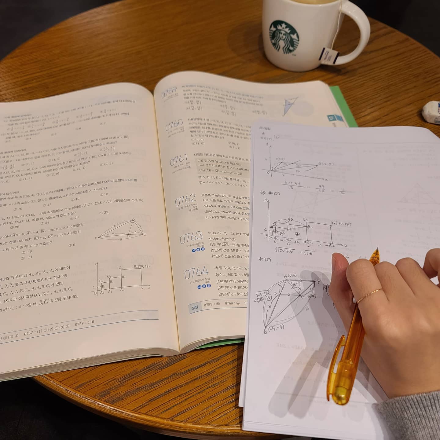 다음수업까지 시간이 남을땐
스벅을 들려 문제를 끄적끄적✍🏻

7개월만에 피드라니;;;;;😅

#스벅#수학강사#공스타그램