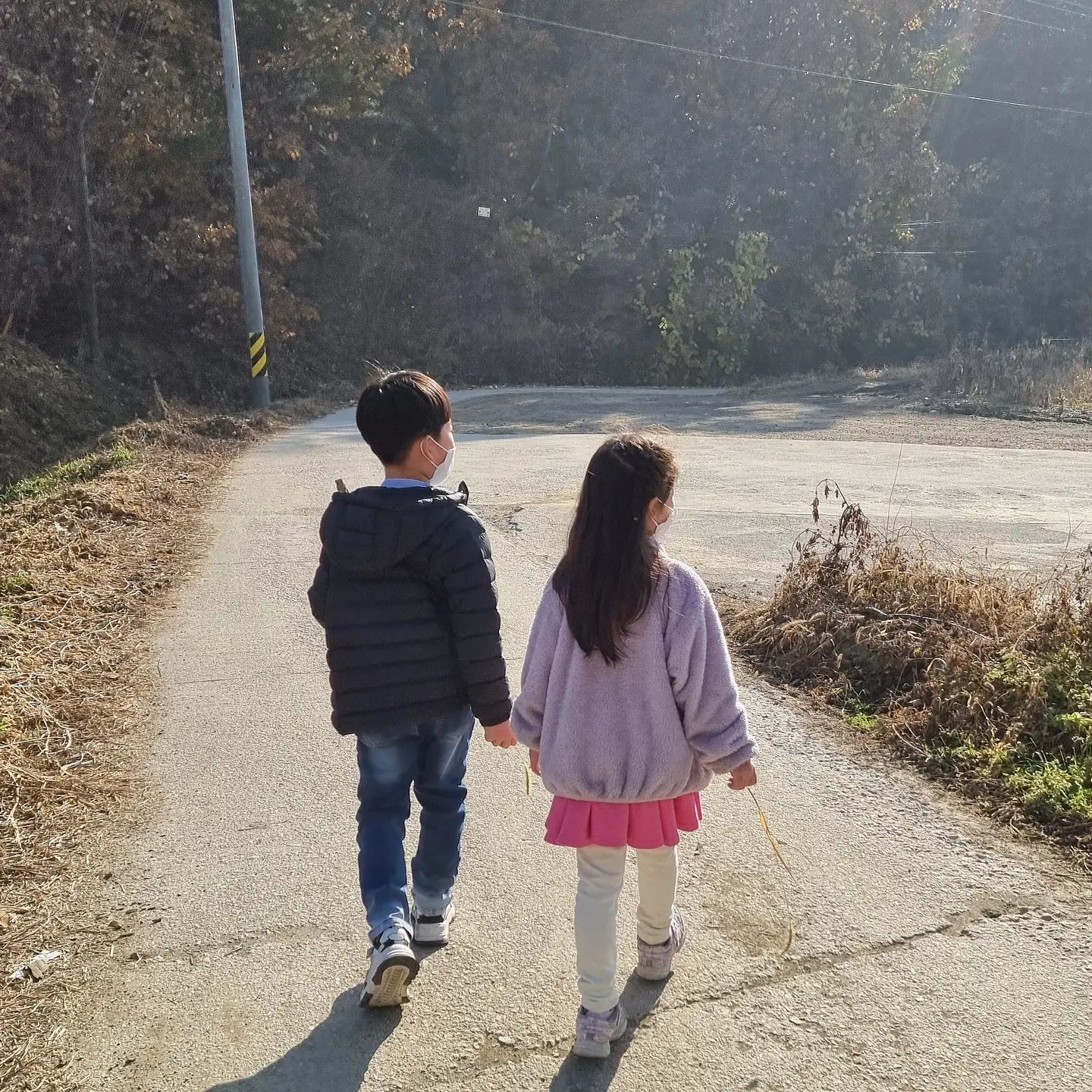 아빠일하는데 산에서 뛰어놀기♡
세상에서 젤 친한 남매같다ㅋㅋㅋㅋㅋㅋㅋ
다음에 또 갈까?? 허허벌판에서 잘노네??ㅋㅋㅋㅋ
낙엽도 줍고..
돌도 줍고..
메뚜기도 잡고..

근데 사람도 없는 산속인데...
너희 마스크 왜 안벗어? 우리셋뿐인데...??
코로나안전수칙 겁나 잘지켜ㅋㅋㅋ

#인업같이 #맞팔 #맞팔하면선팔 #맞팔가요 #맞팔은댓글로 #맞팔선팔환영 #맞팔해요 #맞팔그램 #맞팔댓 #맞팔환영 #맞팔디엠 #맞팔디엠필수 #맞팔디엠..또는..댓 #맞팔디엠댓글 #맞팔100 #맞팔로우 #맞팔해 #맞팔해요우리 #맞팔대환영 #맞팔소통 #맞팔소통환영 #맞팔고 #맞팔가능 #맞팔반사 #맞팔100프로