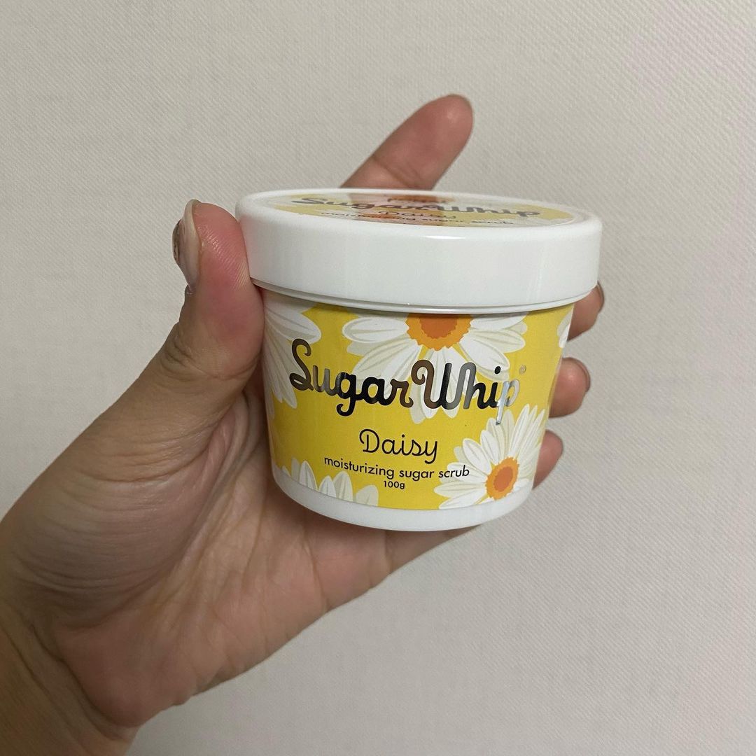 이선민 on Instagram: “#협찬 프라이멜 엘리먼츠 슈가휩 데이지 바디스크럽제품 입니다! 미세 설탕입자로 숨어있는 모공 노페물까지 깨끗하게! 각질제거와 영양보충을 한번에 미세