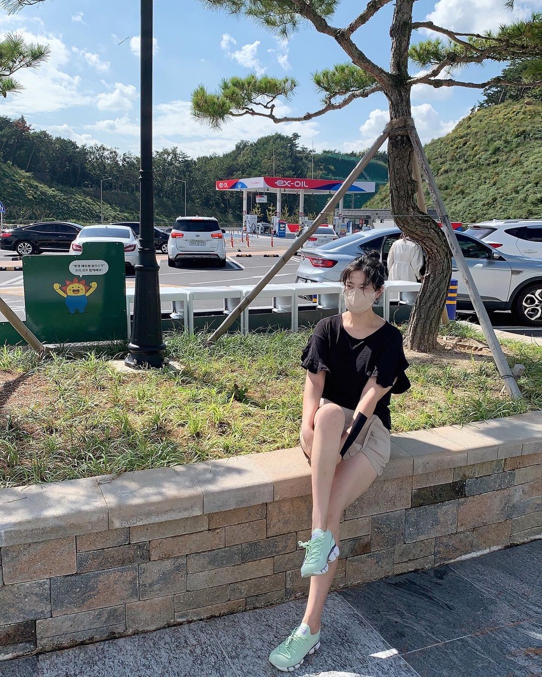 @narae_in_beauty on Instagram: “#협찬 _ 밸롭 티바트2 👟 가을 나들이에 함께한 밸롭 X 로핏 스튜디오와 특별 콜라보레이션한 티바트2 그라데이션 💚 이제는 발 불편하면 절대 못 신고 다니는데,