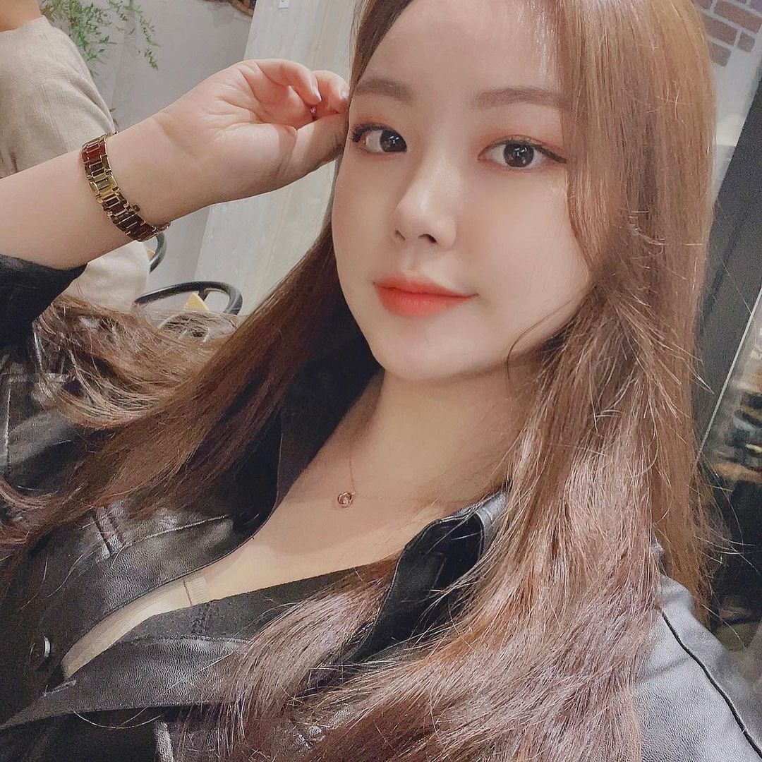MINJI KIM on Instagram: “#협찬 [메디큐브_소이프로틴 노워시 트리트먼트] 메디큐브의 가장 쉽고 간편한 극손상헤어 캐어제품 등장 😀 염색, 펌 등으로 손상된 부스스한 머리에 나노분사형 단백