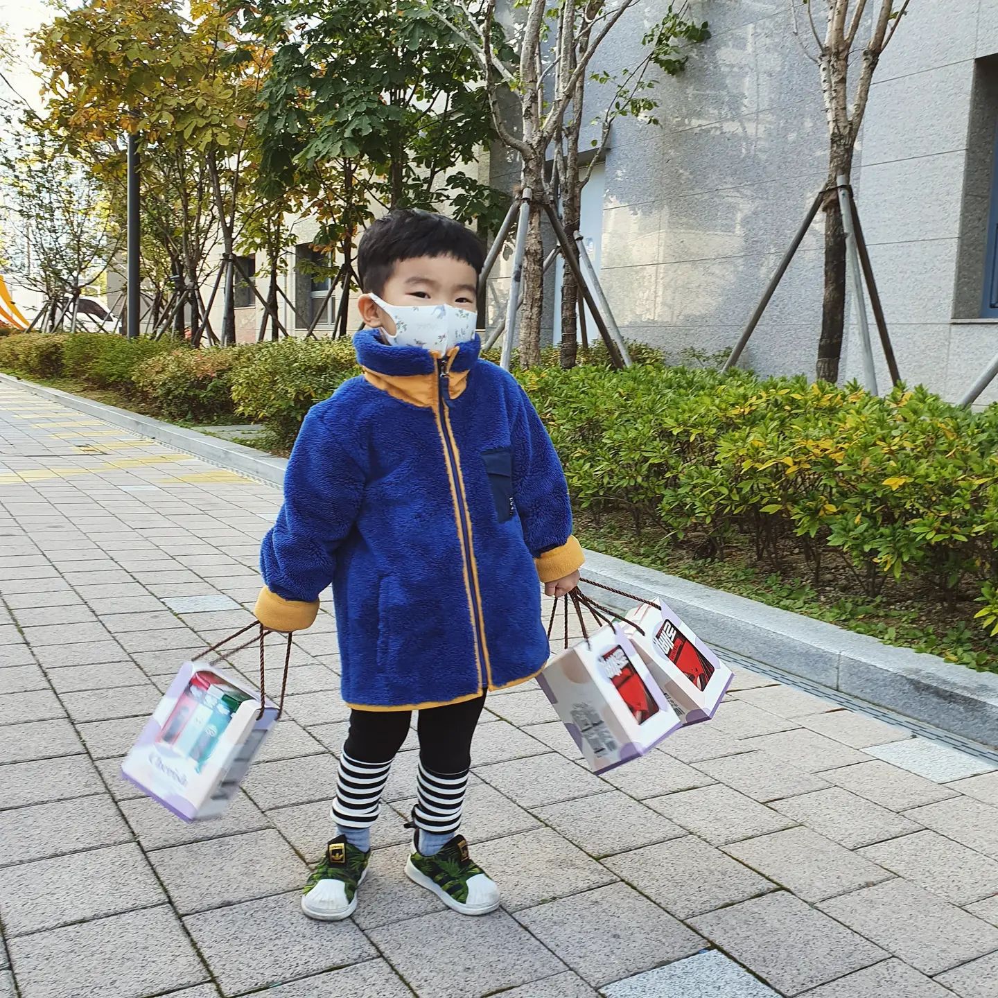 #즐거운등원길

"선생님 주고싶어" 하며 룰루랄라
신나서 들고가더니
어린이집 문앞에서

"빼빼로머꼬싶다".....하는 너.....

하원할때
"선생님이 빼빼로줬어"하는데
설마...너가 다 먹은건 아니겠지??? 
ㅋㅋㅋㅋㅋㅋㅋ

#나눠주는기쁨을배우길바라며❤️ 
#즐거운빼빼로데이