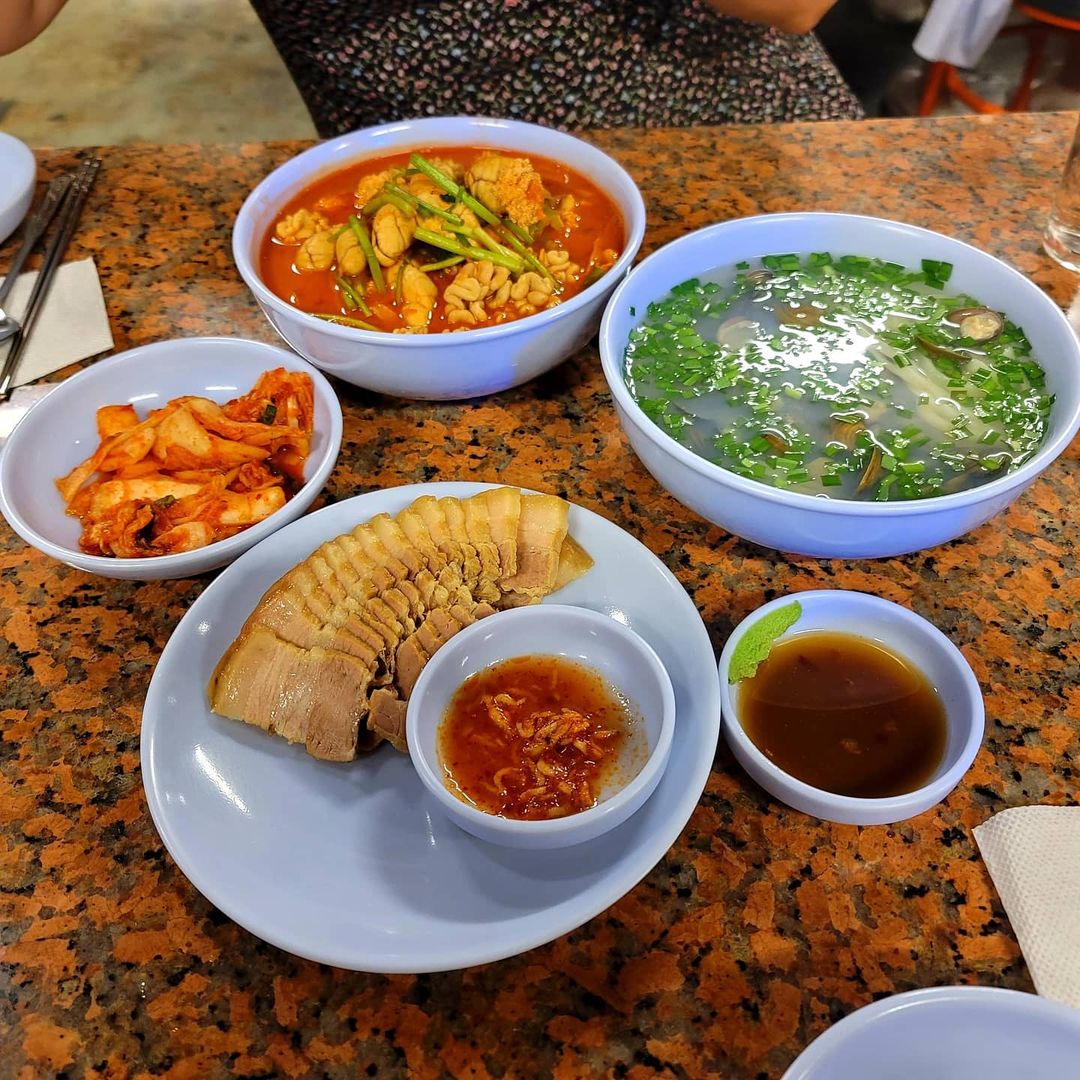 맛스타 on Instagram: “하니칼국수 - 지난주 신당동 #하니칼국수 가 핫하다해서 다녀옴!! 이집 유명한게 #알곤이칼국수 이던데 확실히 알과 곤이가 푸짐하게 들어가있고 거기에 면을 넣어버리