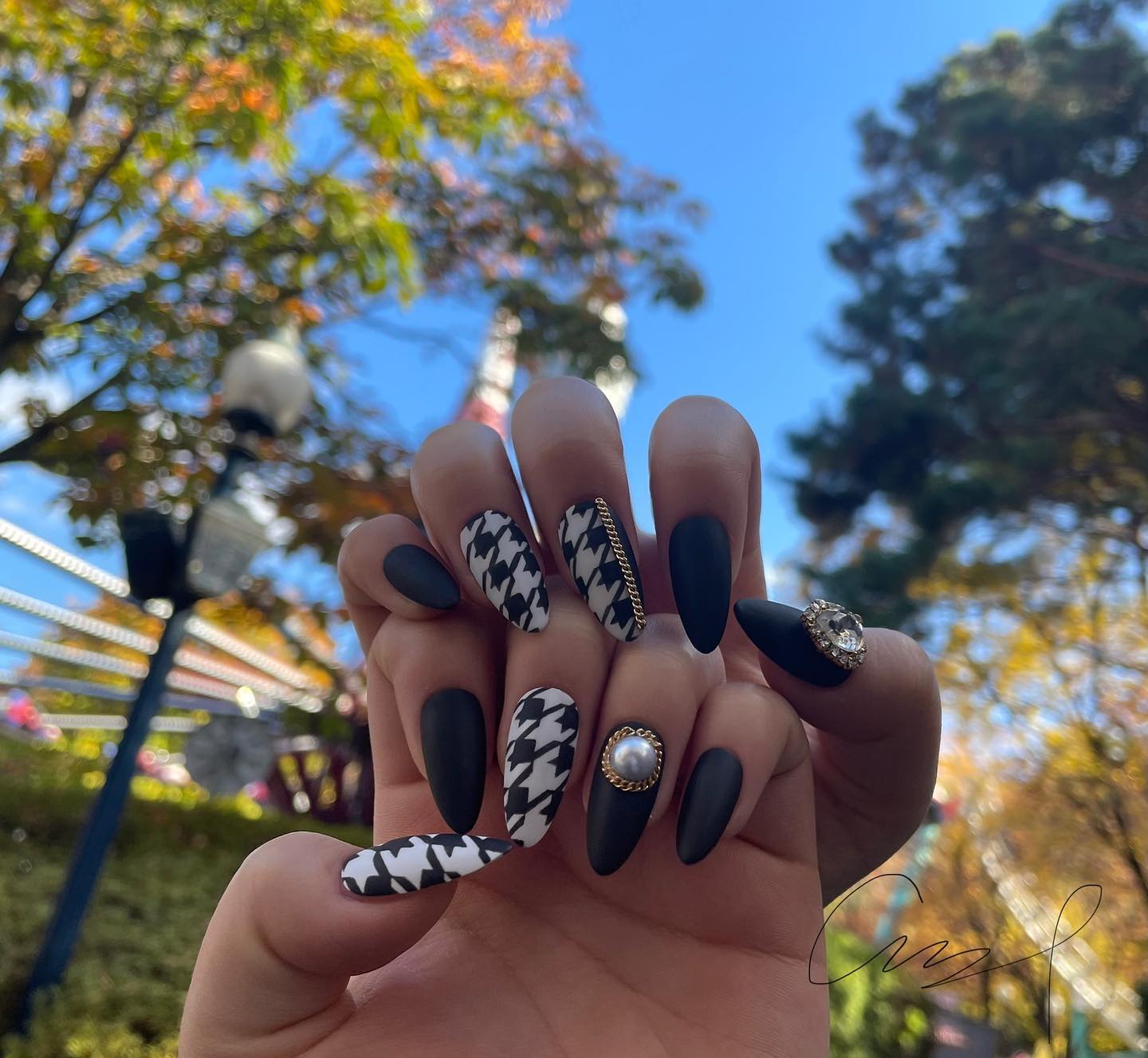 🏁🤍🖤

#셀프네일 #셀프네일러 #네일스타그램 #학생네일 #네일아트 #하운드체크네일 #파츠네일 #블랙네일 #하운드체크 #드로잉네일 #수제네일팁 #체크네일 #drawing #selfnail #nailart #blacknails #drawingnails