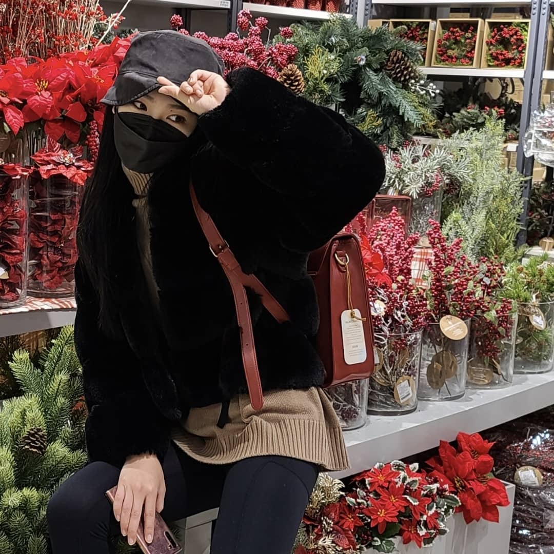 정선민 on Instagram: “가방진짜 이쁜데(feat.리본💖) 나 진짜 예쁜옷 입고 예쁘게들고 예쁘게찍고싶은데 나 왜 맨날 츄리닝이야 맨날 들고다니는데ㅜ 맨날 츄리닝입어 짜증나😢 예쁘게 입어