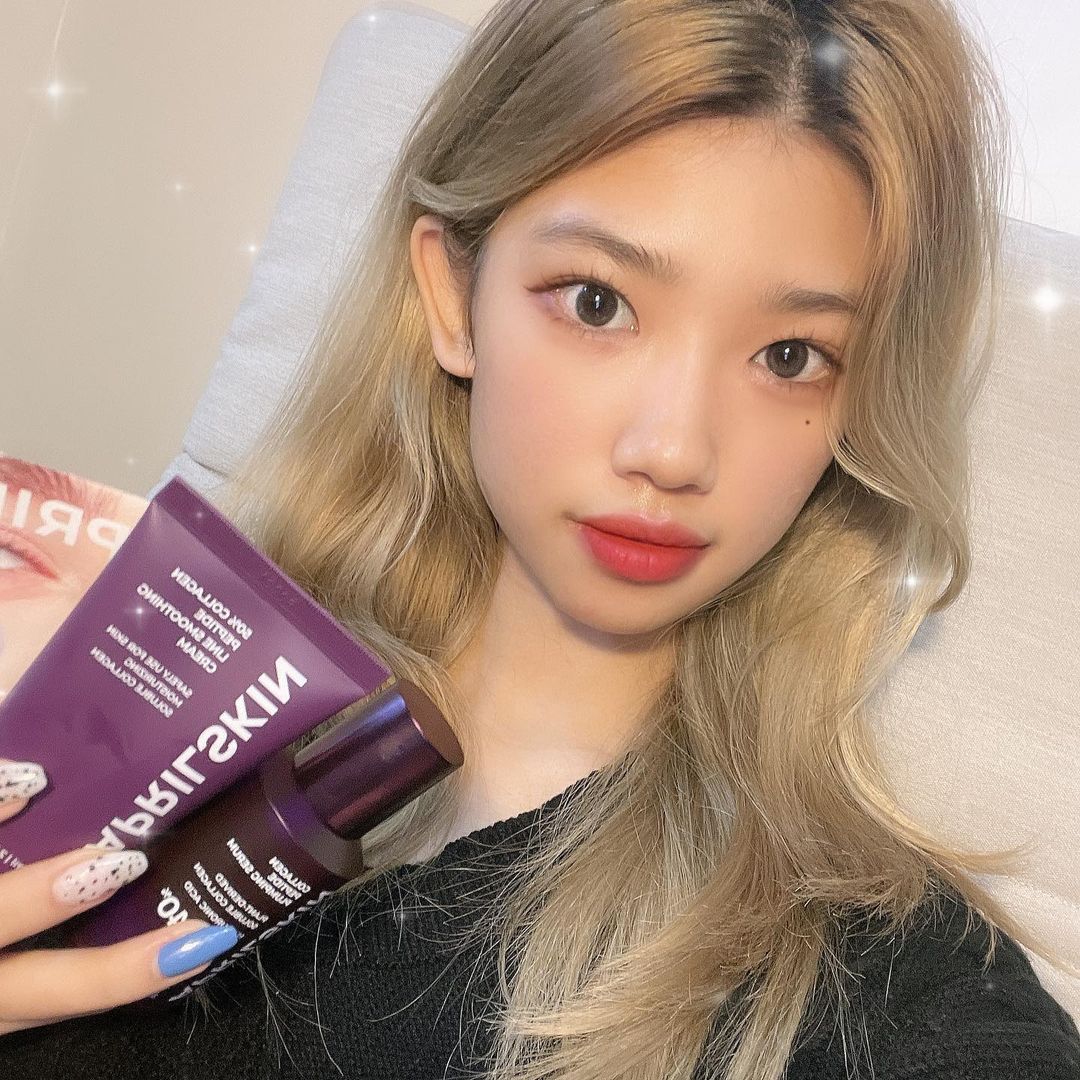 🍒KIM JI EON🍒 on Instagram: “갑자기 쌀쌀해진 날씨탓에 건조해지고 푸석한 피부를 책임져주는 50퍼센트 콜라겐 리프팅 크림이에요 ! 제품 사용 후 피부에 광이 돌아 푸석한 피부 대신 생기 있