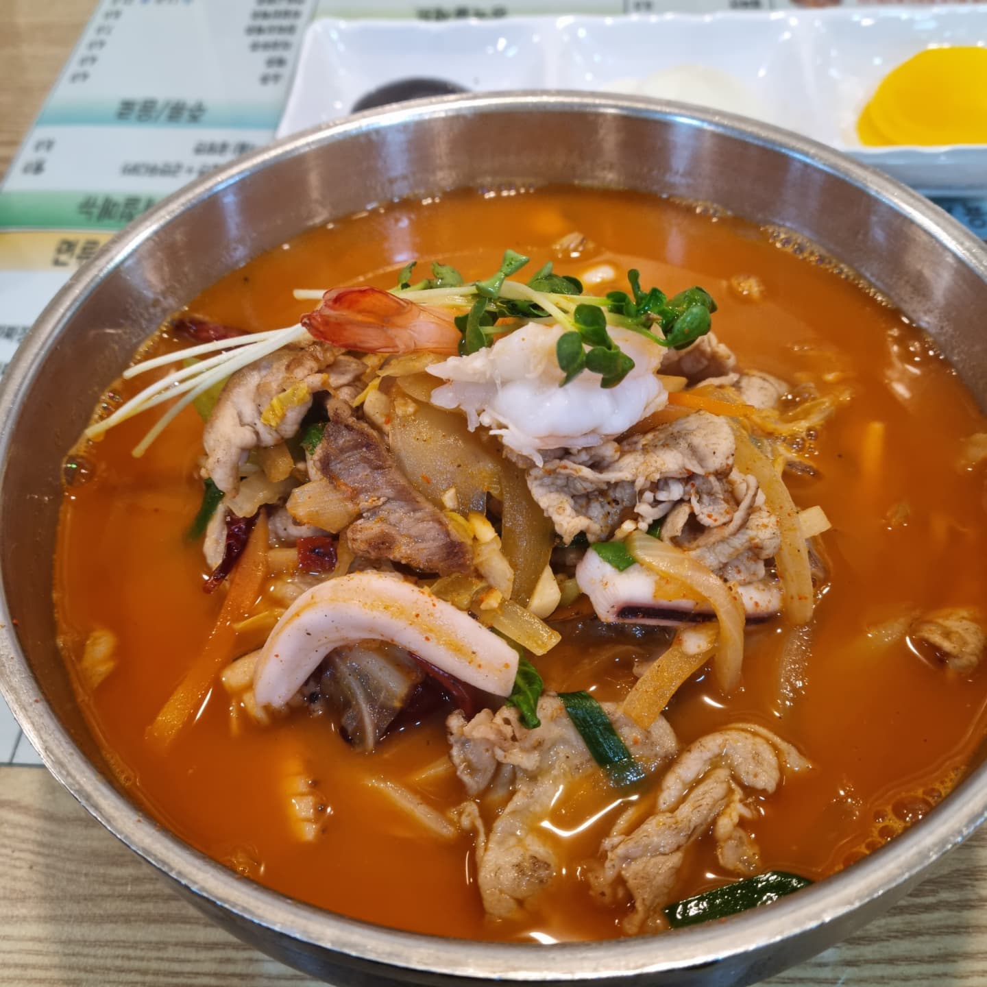 📸 창동짬뽕 

📍 서울 도봉구 노해로63길 84
☎️ 02-900-0771 
⏰ 11:30~22:00

스페셜짬뽕 10,000원

스페셜짬뽕은 해산물과 고기의 맛남!
불향가득! 시원한 해산물의 육수와 고기의 식감의 만남!
추워지는 계절에 생각나는 맛!
전날 술을 먹었다면 해장 강추!
창동역 2번 출구 근처에 위치한 맛집!
창동짬뽕 굿!

맛 ☆☆☆☆☆
서비스 ☆☆☆☆
청결 ☆☆☆☆

#창동맛집 #창동역맛집 #창동짬뽕 #창동역짬뽕 #창동약2번출구짬뽕 #먹스타그램 #먹스타맞팔 #먹팔 #먹팔해요 #먹팔맞팔 #먹팔스타그램 #맞팔 #맞팔선팔환영 #맞팔해요 #선팔하면맞팔 #선팔하면맞팔가요 #좋아요 #좋아요그램 #좋아요테러 #좋아요반사 #좋반 #칼맞팔 #칼맞팔러 #광고 #협찬