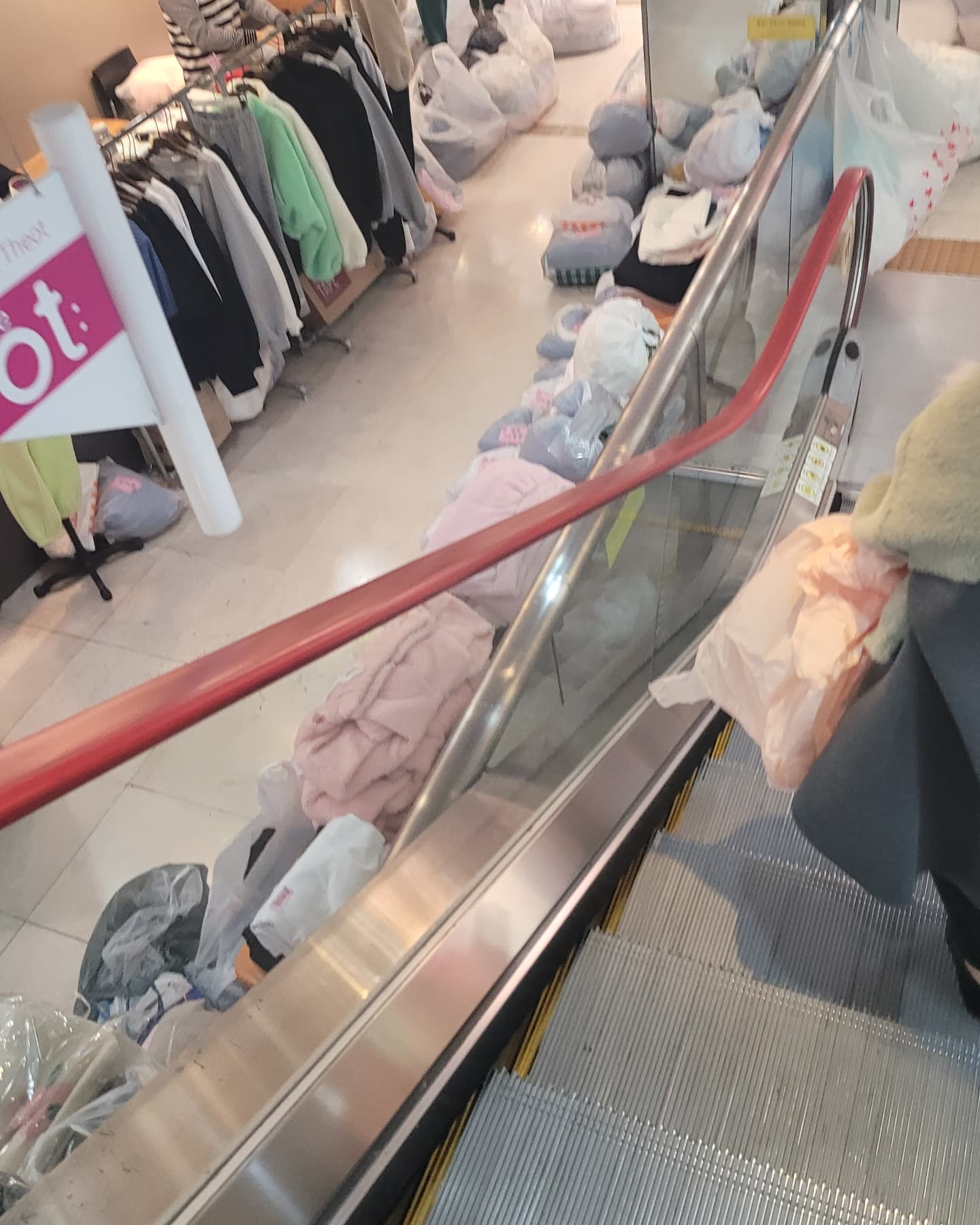 너무 분주한 동댐 밤시장.. 흐으
힘들어힘들어~
