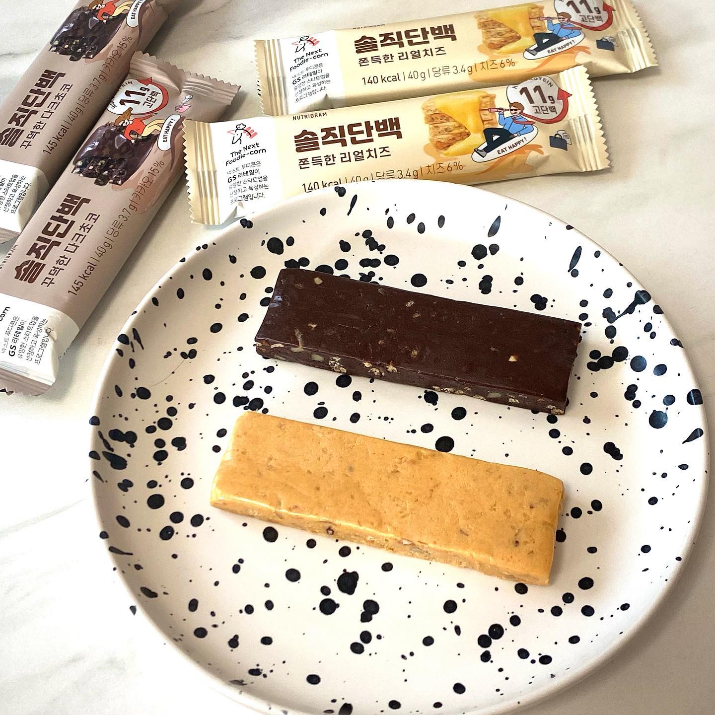 #협찬 솔직단백바 x GS25 꾸덕쫀득 단백질바 솔직단백바를 GS25에서도 만날 수 있다니💛

프로틴바로 #내돈내산 했었던 프로틴바에요!저는 식단관리할 때 프로틴바도 기피했었는데, 고단백질, 고식이섬유, 저당이어서 관리할 때도 자주 먹었었어요! 

리얼치즈, 다크초코 🧀🍫
두 가지 맛이 있는데, 
치즈는 진짜 속세의 맛!
짭쪼름 달달 뽀또 같은 맛이라 맛있었어요
잘라서 에프 굽굽 하니까 눌러붙은 치즈의 맛, 치즈러버에게 딱🥺💛

다크초코는 안에 씹히는 크런키와 초코가 
잘어우러져서 초코력 충전하기 딱 좋아요! 
식감도 꾸덕꾸덕! 출퇴근길, 운동 전 후로 먹기 간편하고 좋아요! 

시중 프로틴바는 너무 달달하거나 성분이 별로였었는데, 성분 좋은 프로틴바를 쉽게 편의점에서 맛볼 수 있어서 좋았어요! 
저는 간식으로 벌써 몇개를 까먹었지........🤣쉿... 🤫 

nutrigram_ng
#다이어트 #다이어트식단 #다이어트간식 #단백질바 #프로틴바 #솔직단백바 #gs25 #편의점신상 #등산간식 #골프간식 #편의점다이어트