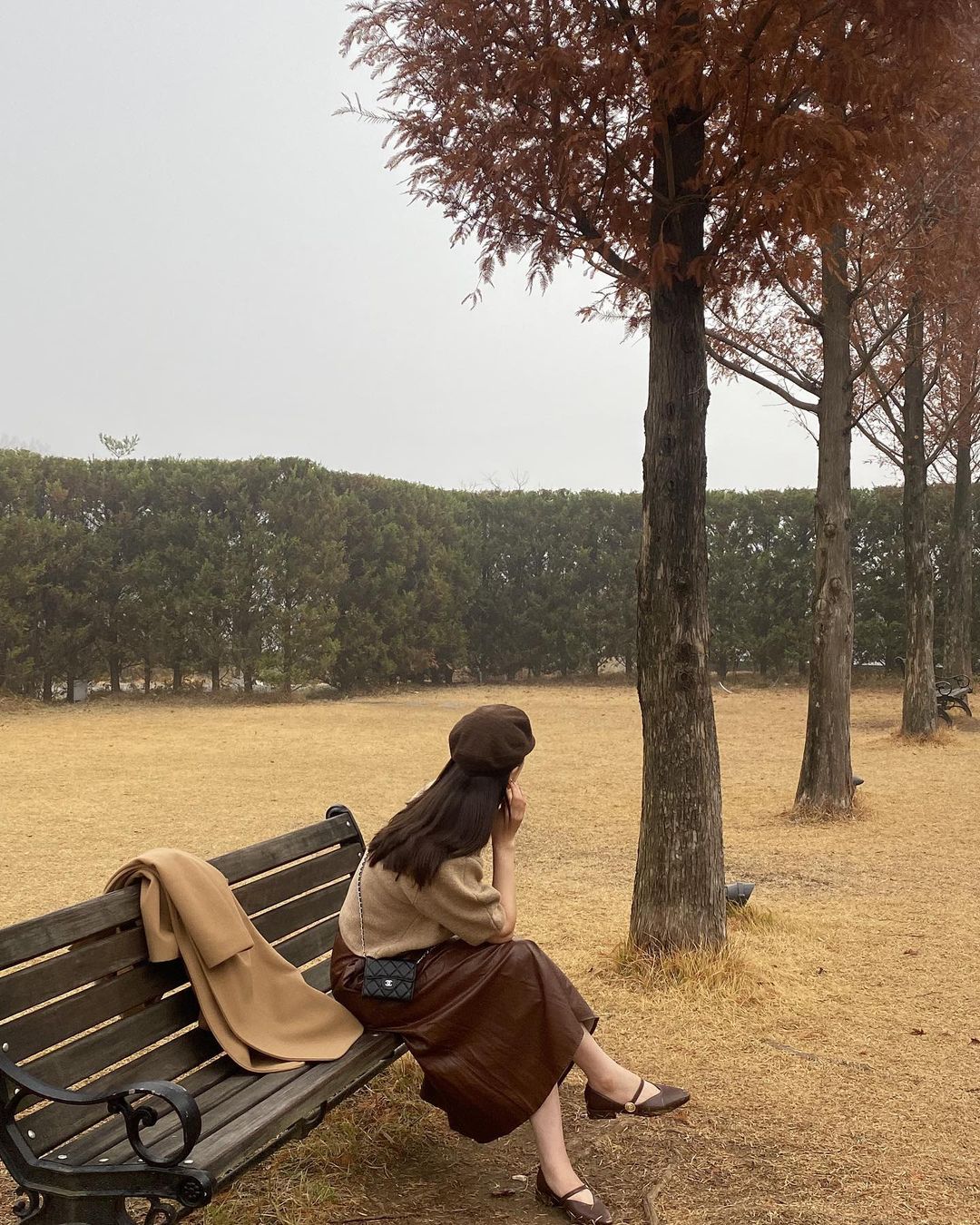 @sageyim on Instagram: “#협찬 나 가을에 진심이었네🍂 보자마자 컬러에 반했는데 입고보니 소재며 핏이며 내가 딱 원했던 스커트 #디뉴에트 #OOTD #꾸안꾸룩 #레더스커트 #A라인스커트”